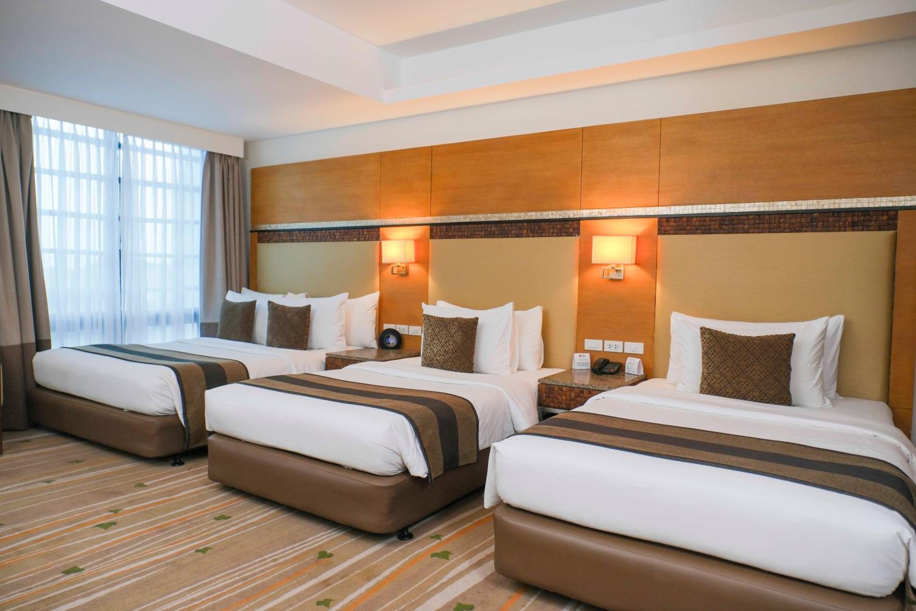 Family Room with One Queen Bed and Two Single Beds - Non-Smoking  photo 3