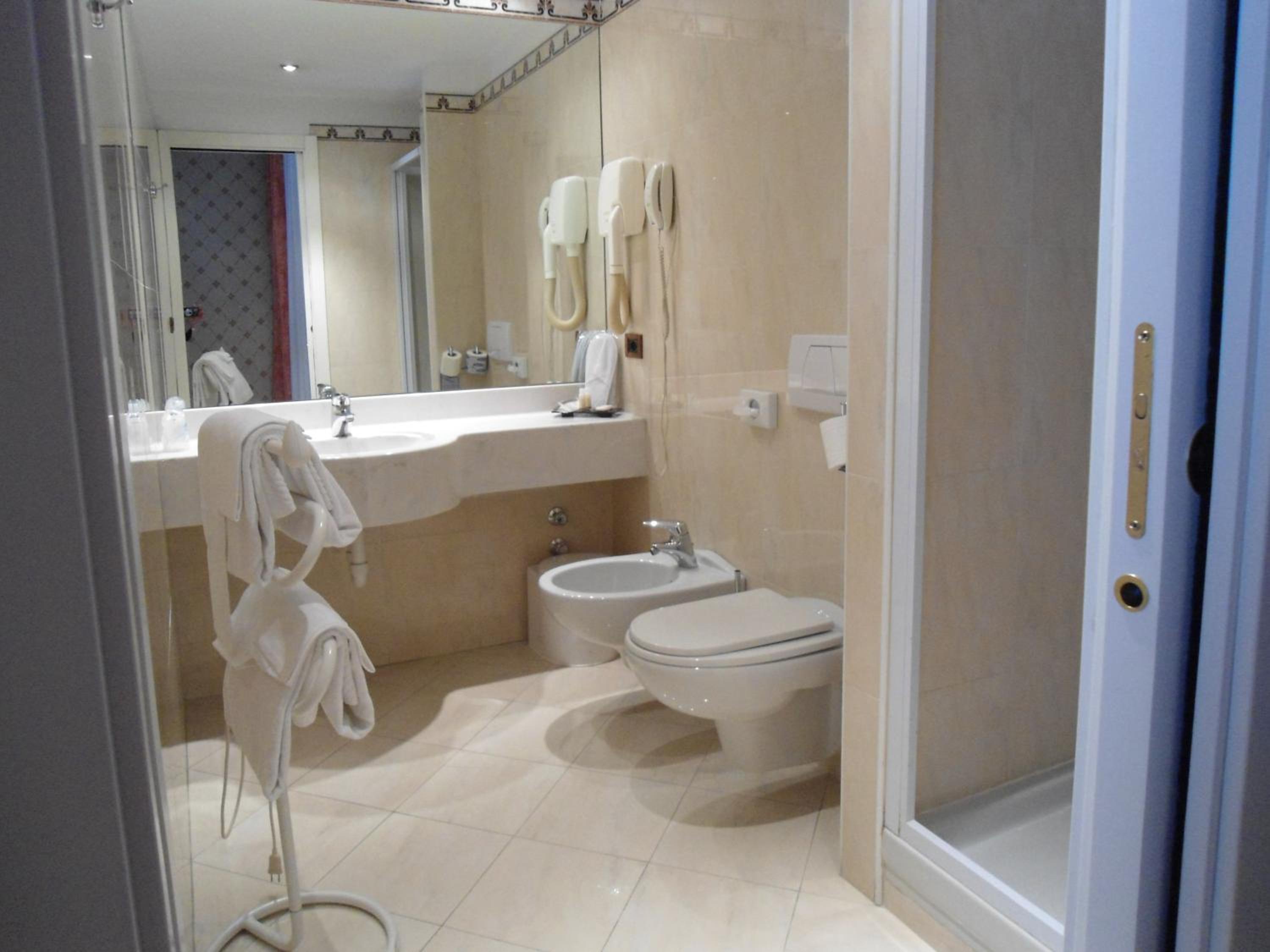 Double or Twin Room - Photo 13