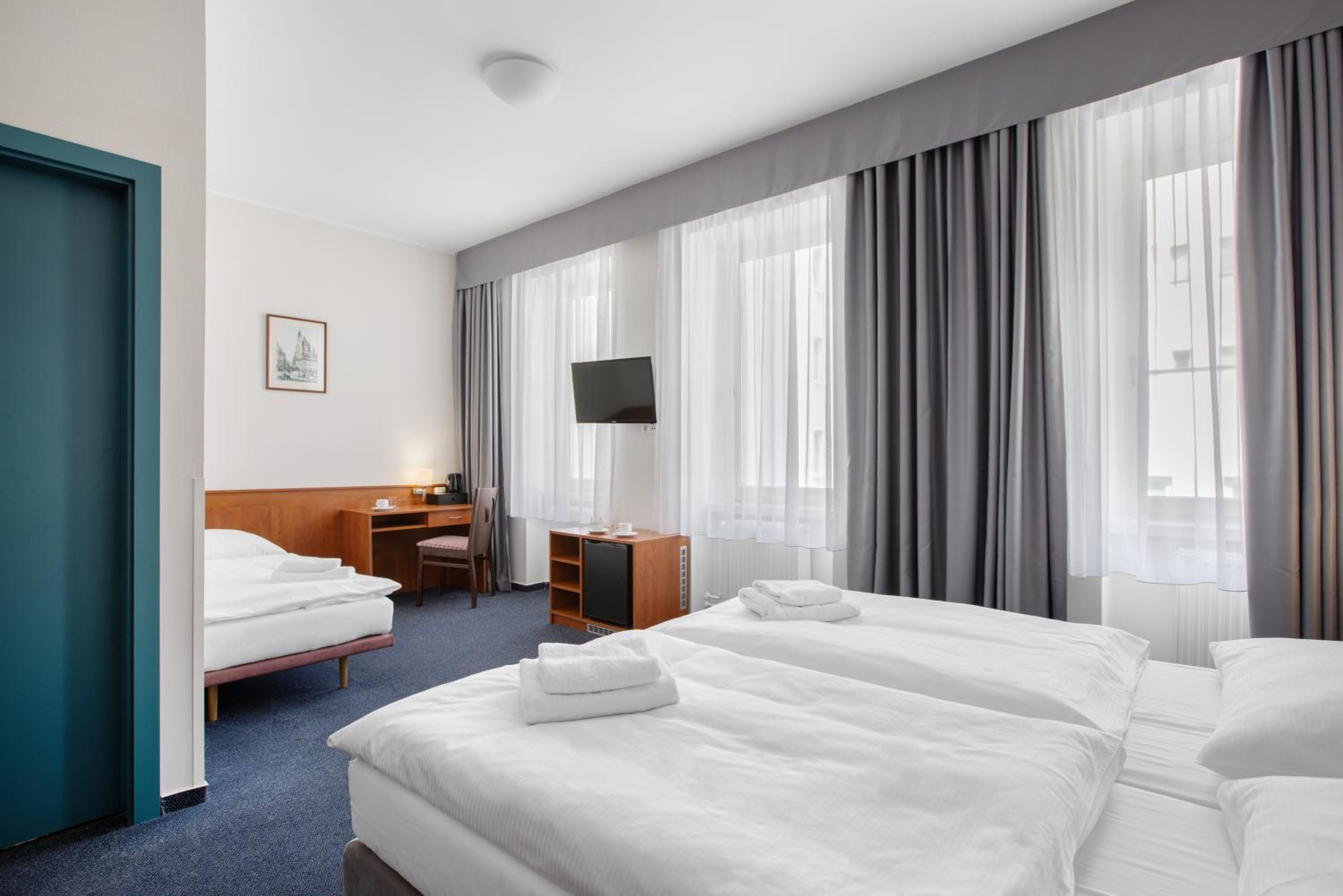 Triple Room thumbnail 5