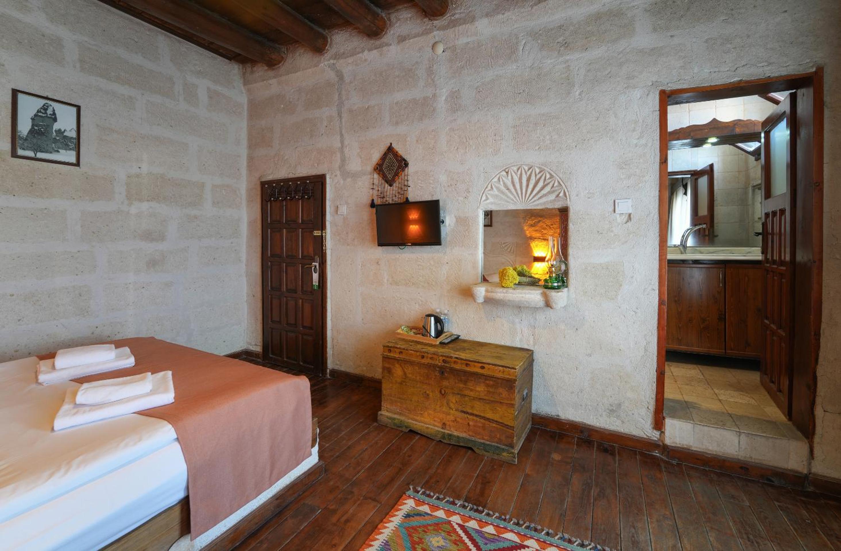 Deluxe Double Stone Room photo 3