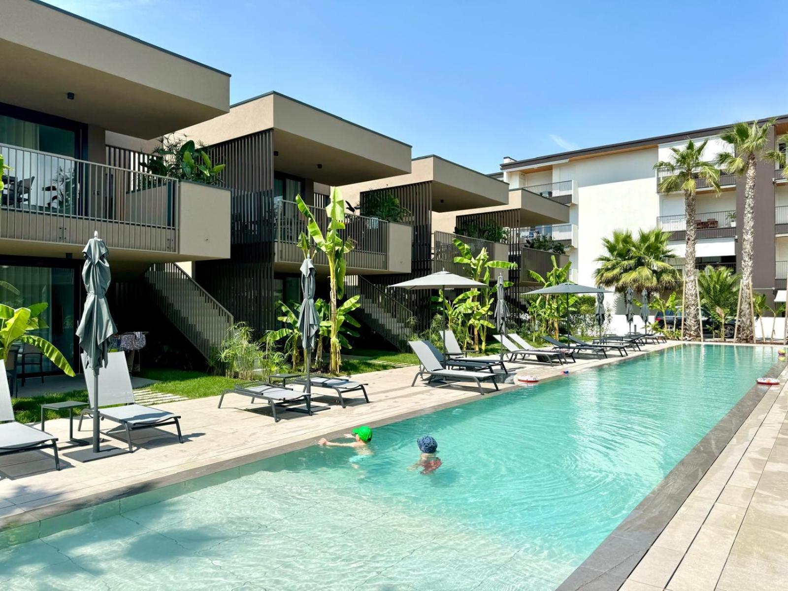 Two-Bedroom Apartment with Pool View photo 3