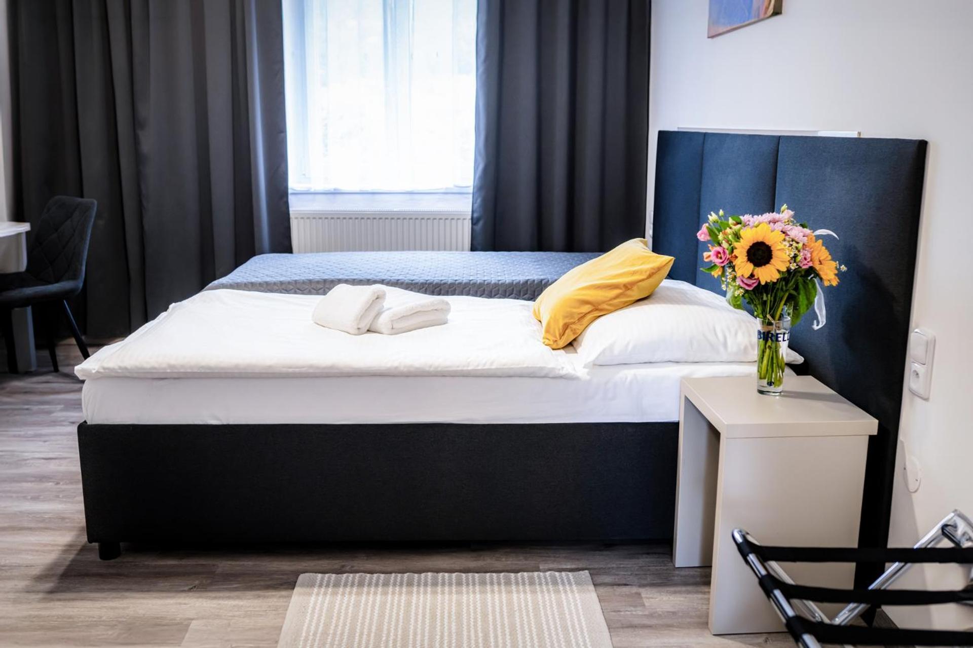 Business Twin Room - Photo 3
