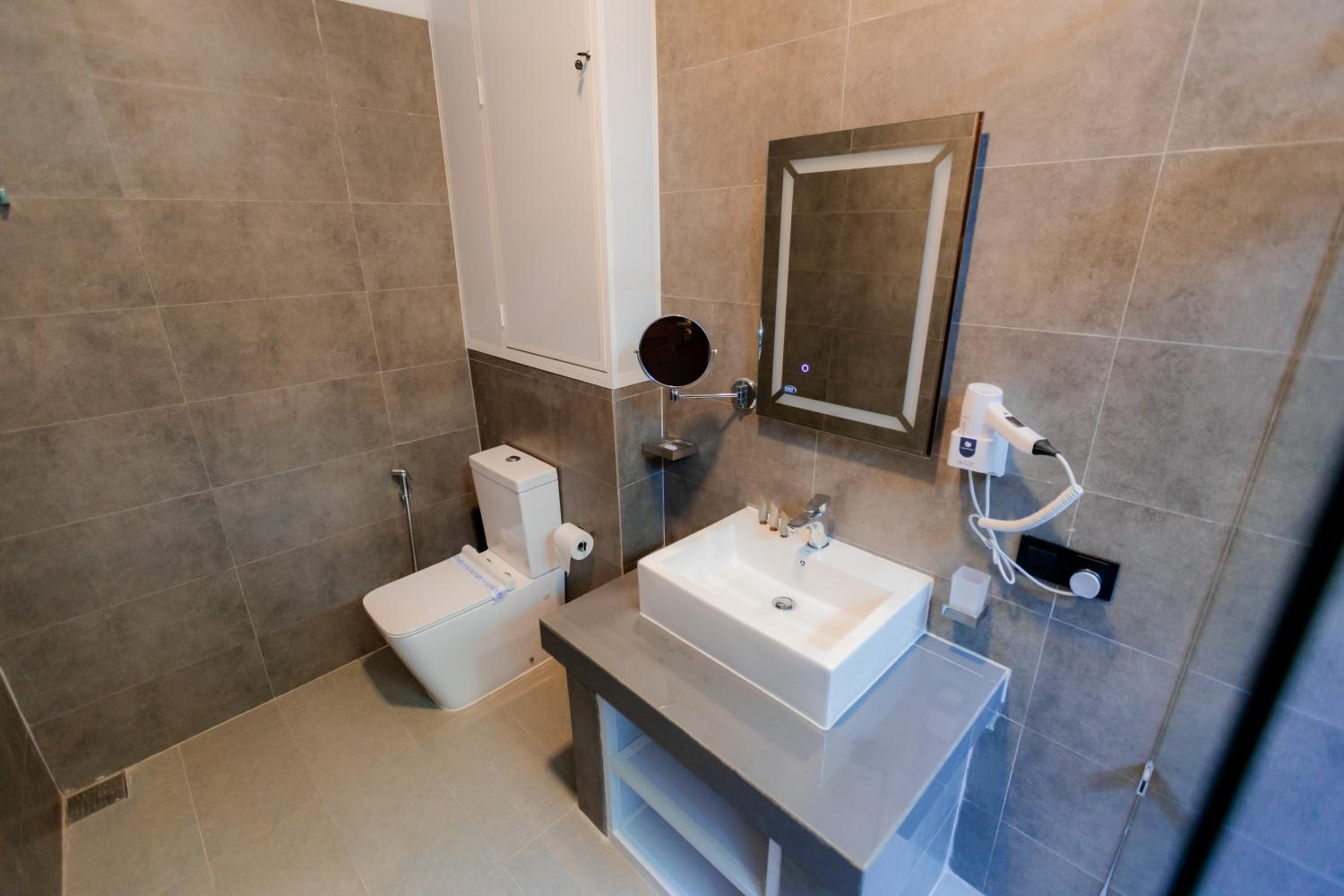 Deluxe Ground Floor with Pool View - Photo 4