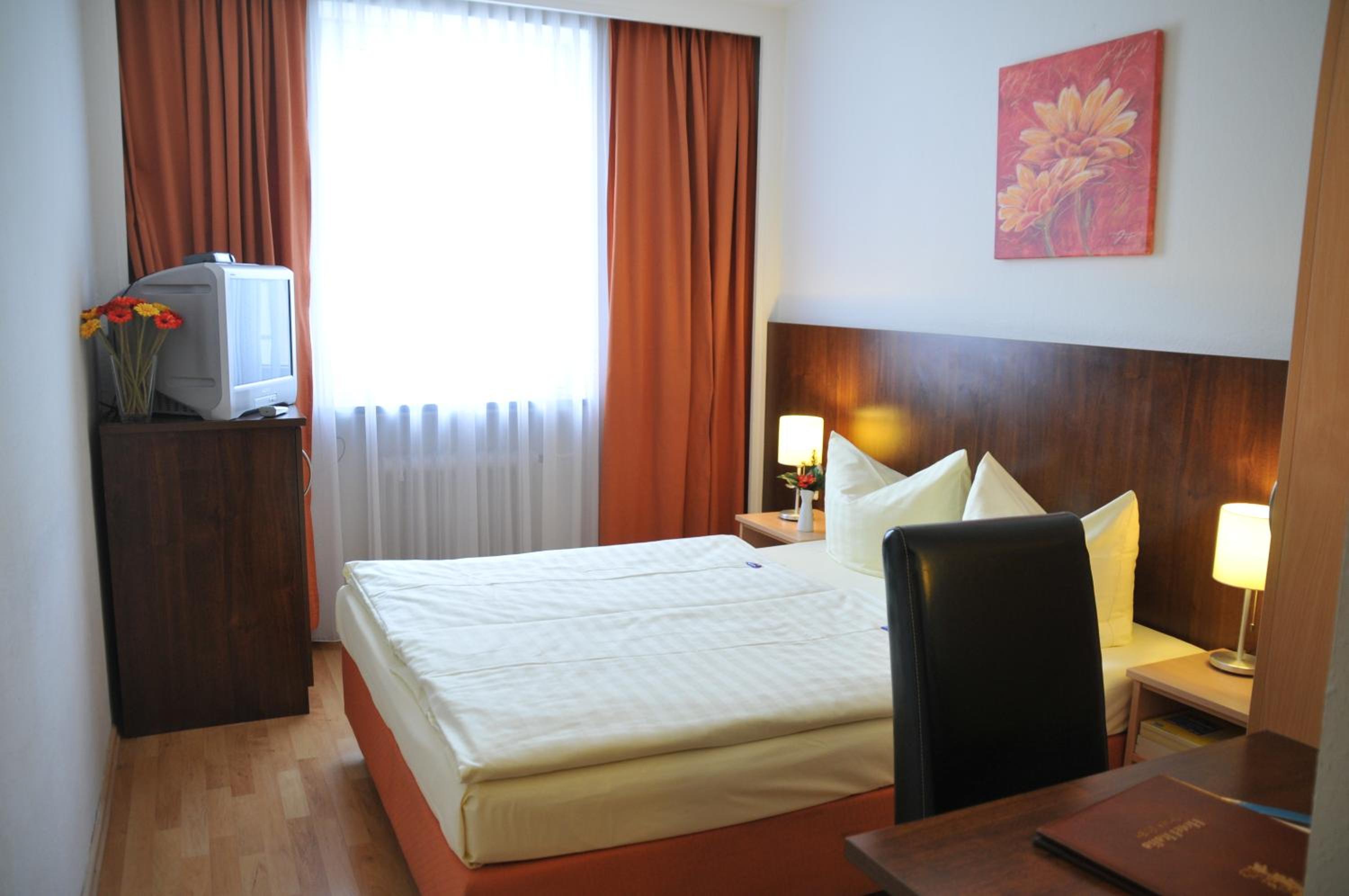 Double Room with Queen Bed photo 1