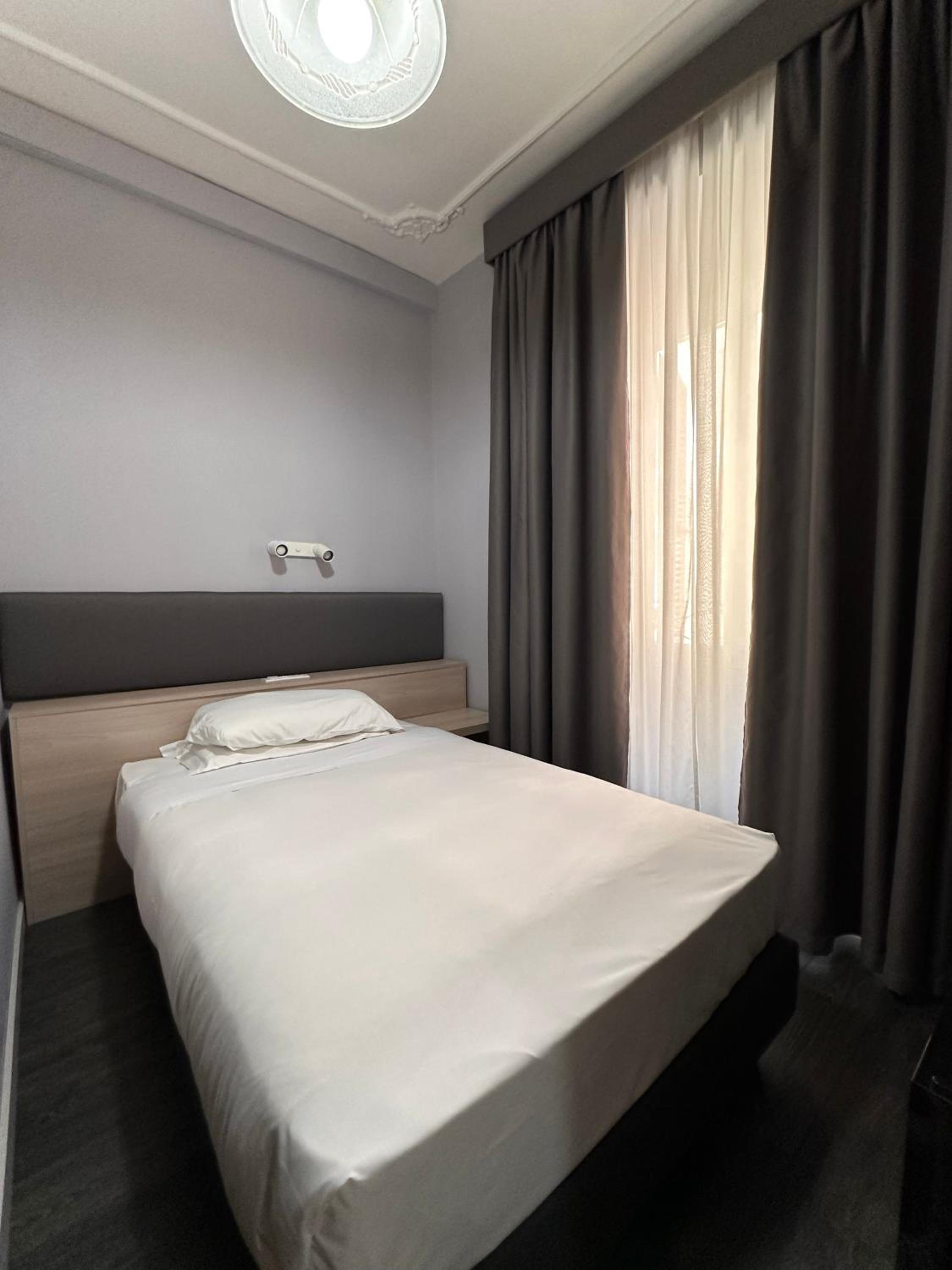Single Room with French Bed photo 2