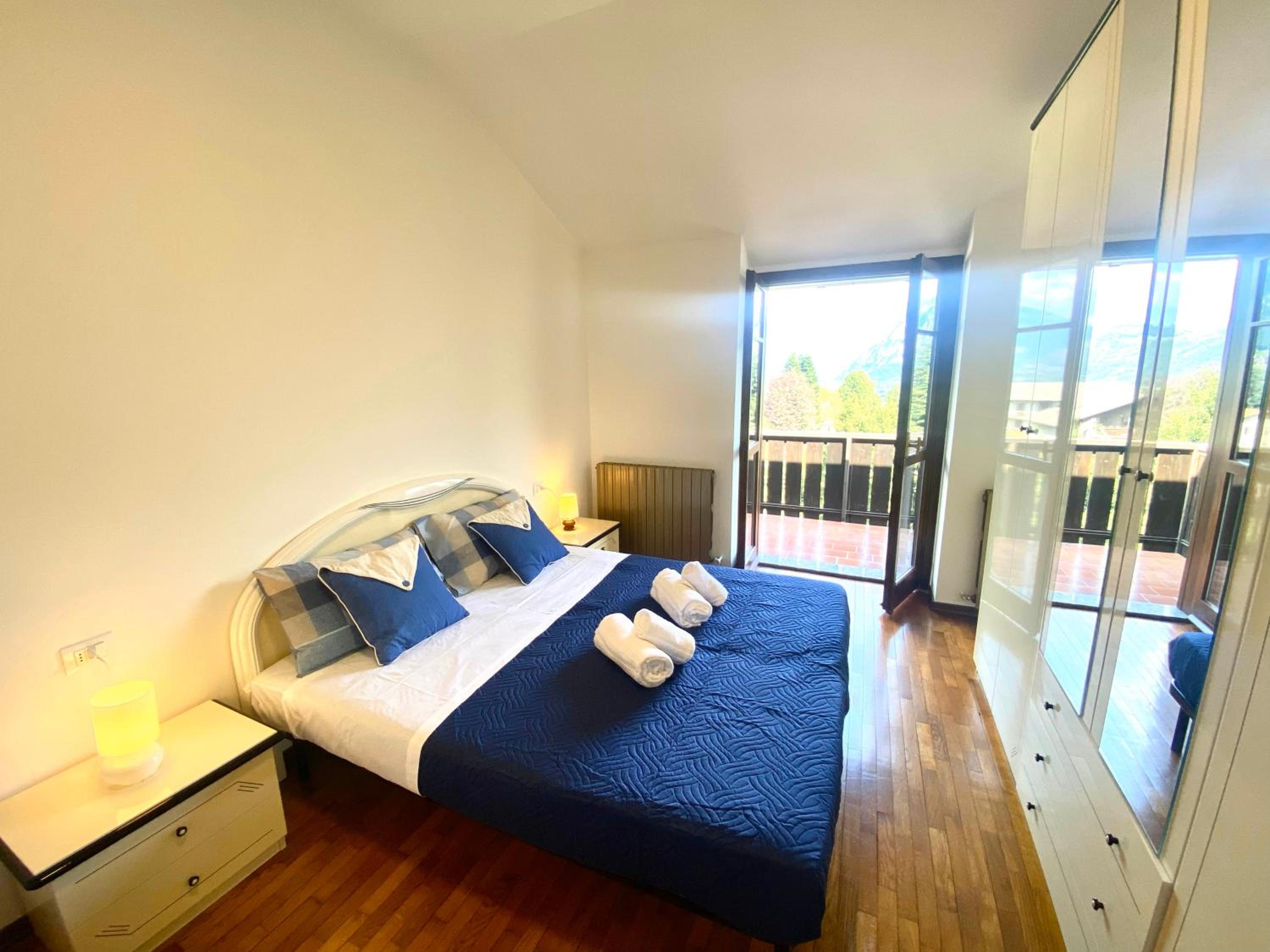 One-Bedroom Apartment with Balcony and Mountain View   photo 1