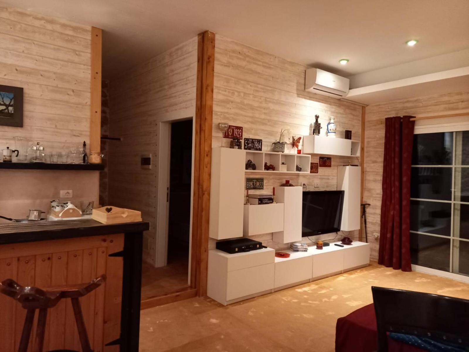 Deluxe One-Bedroom Apartment with Balcony and Sea View photo 3