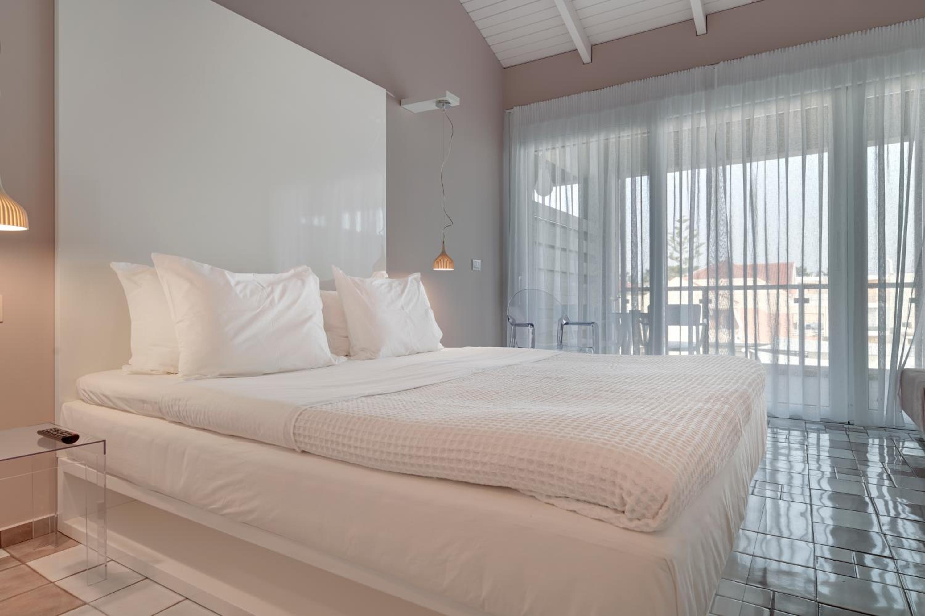Deluxe Double Room with Side Sea View photo 2