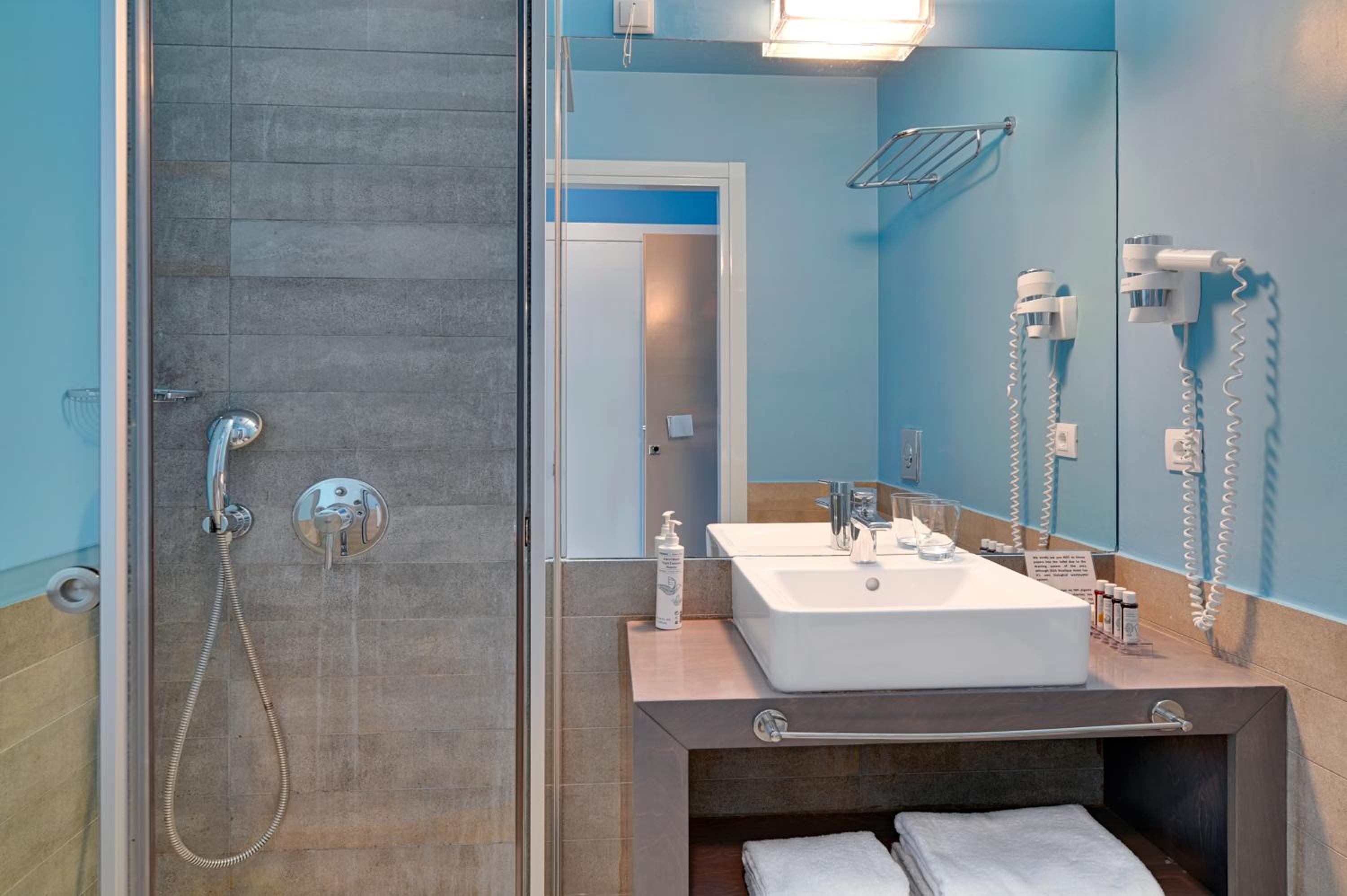 Deluxe Double Room with Side Sea View photo 3