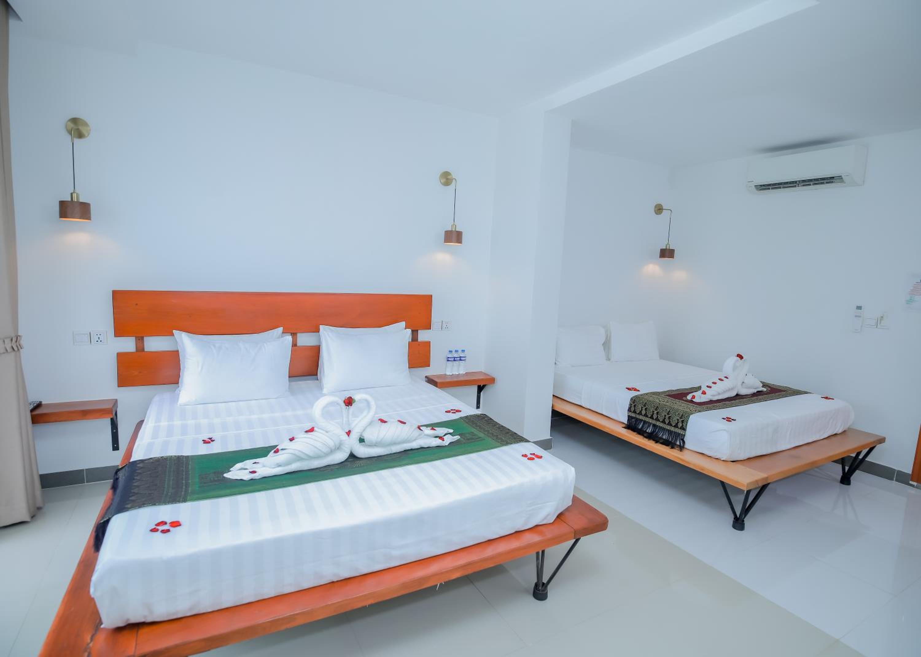 Twin Room with Balcony - Photo 3