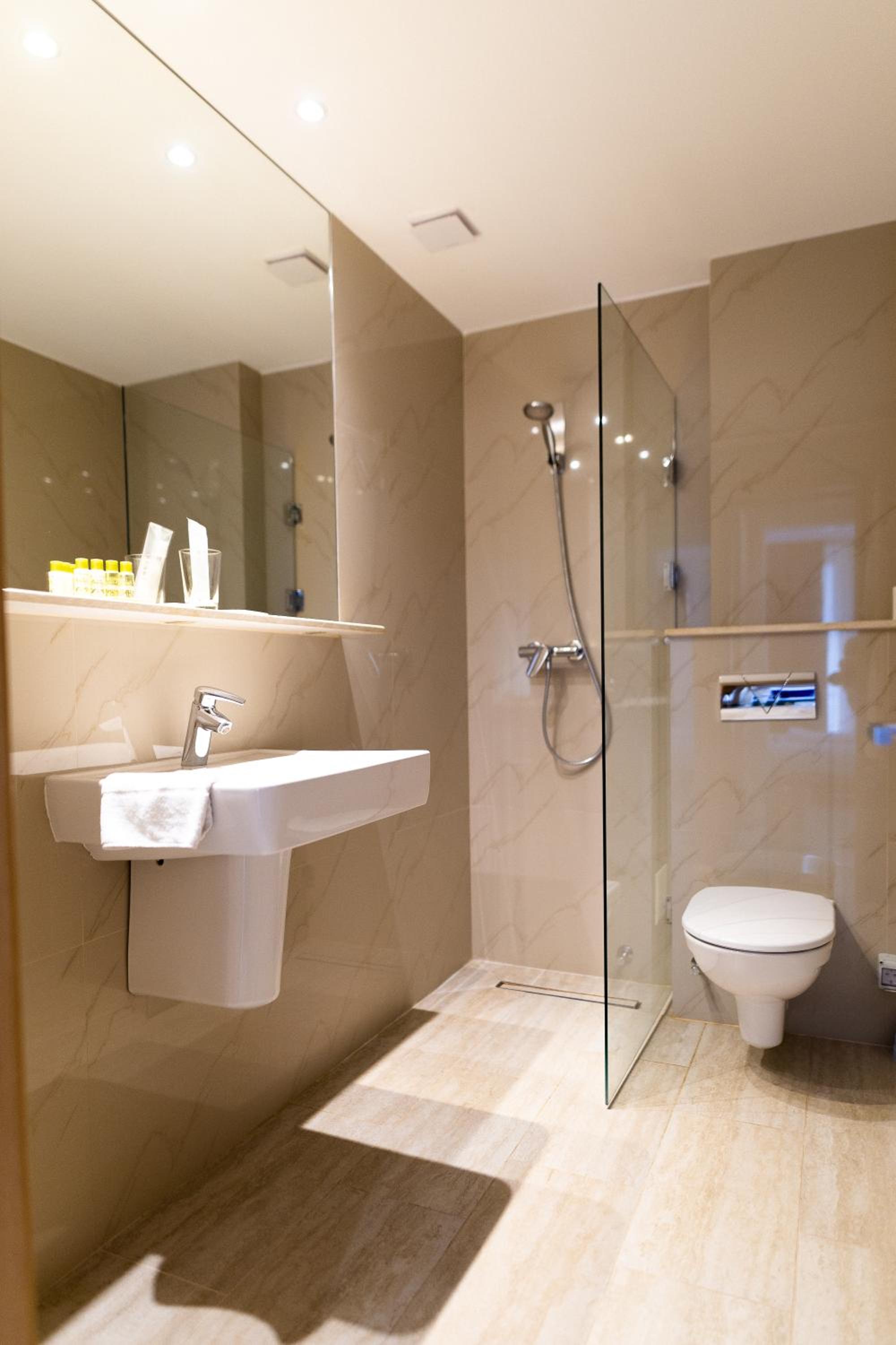 Deluxe Double Room - Photo 11
