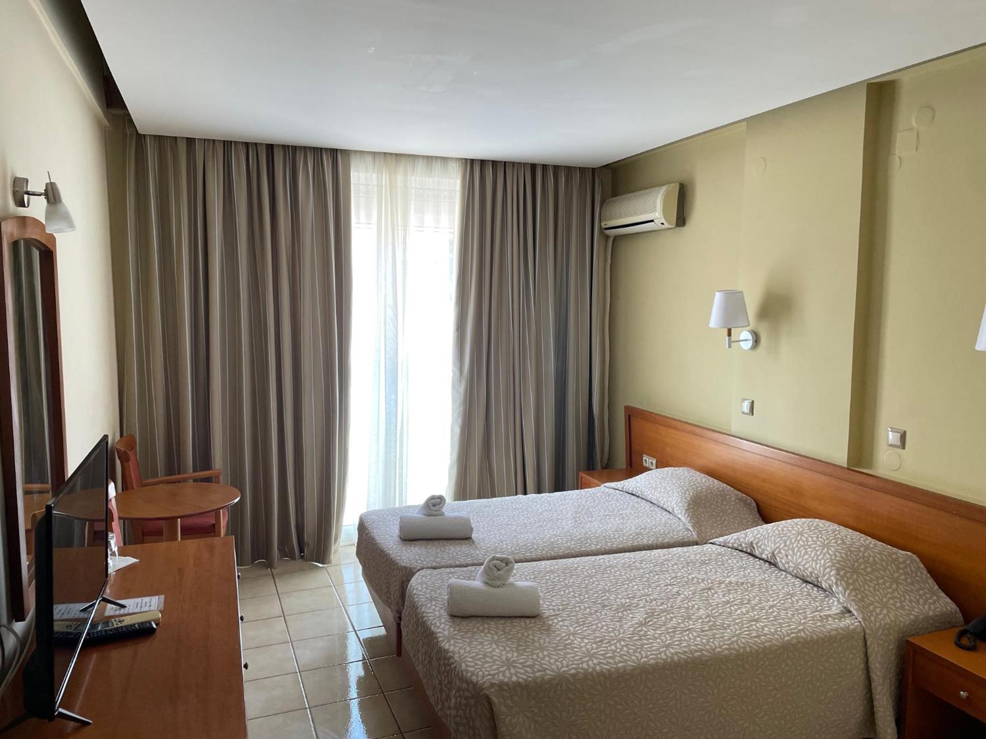 Economy Twin Room - Photo 2
