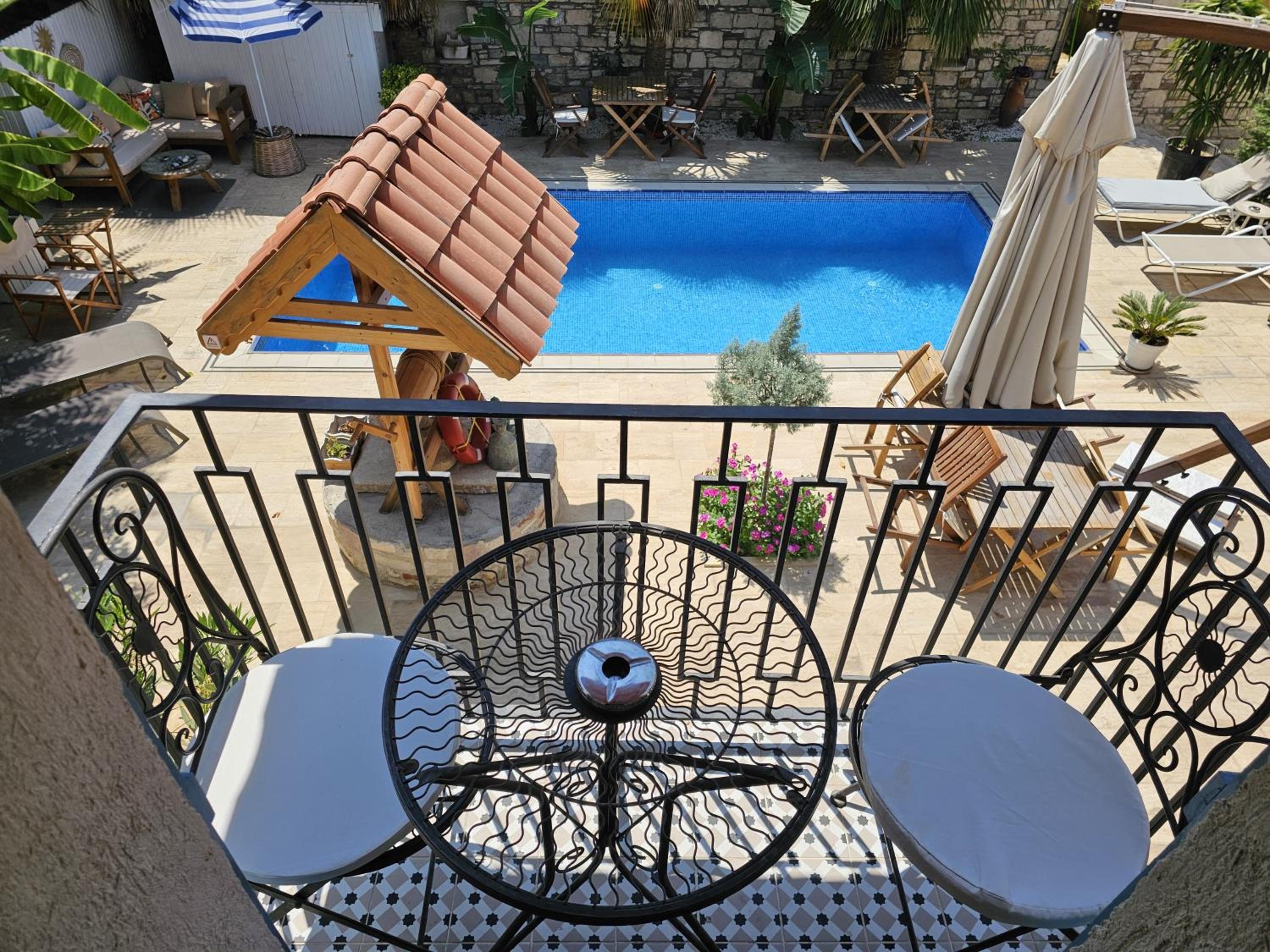 Double Room with Pool View - Photo 9