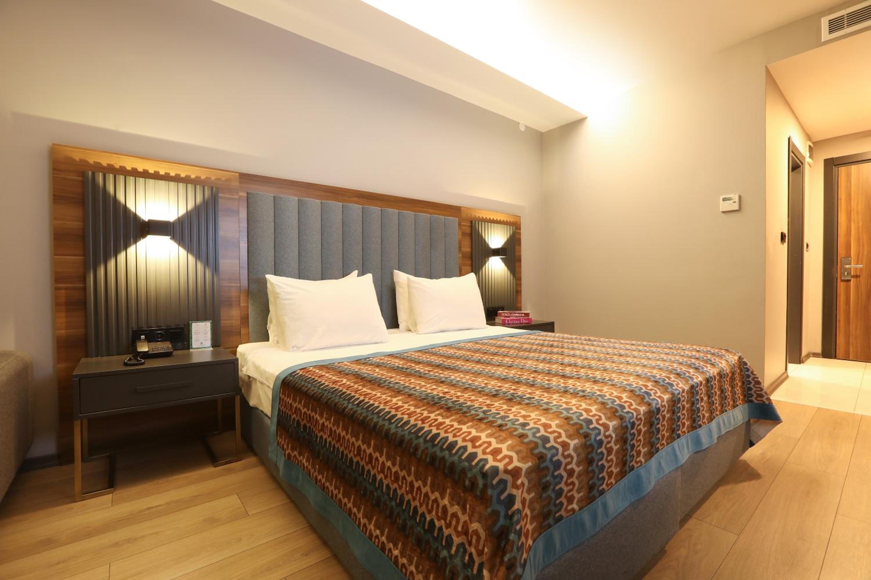 Deluxe Room - Photo 5