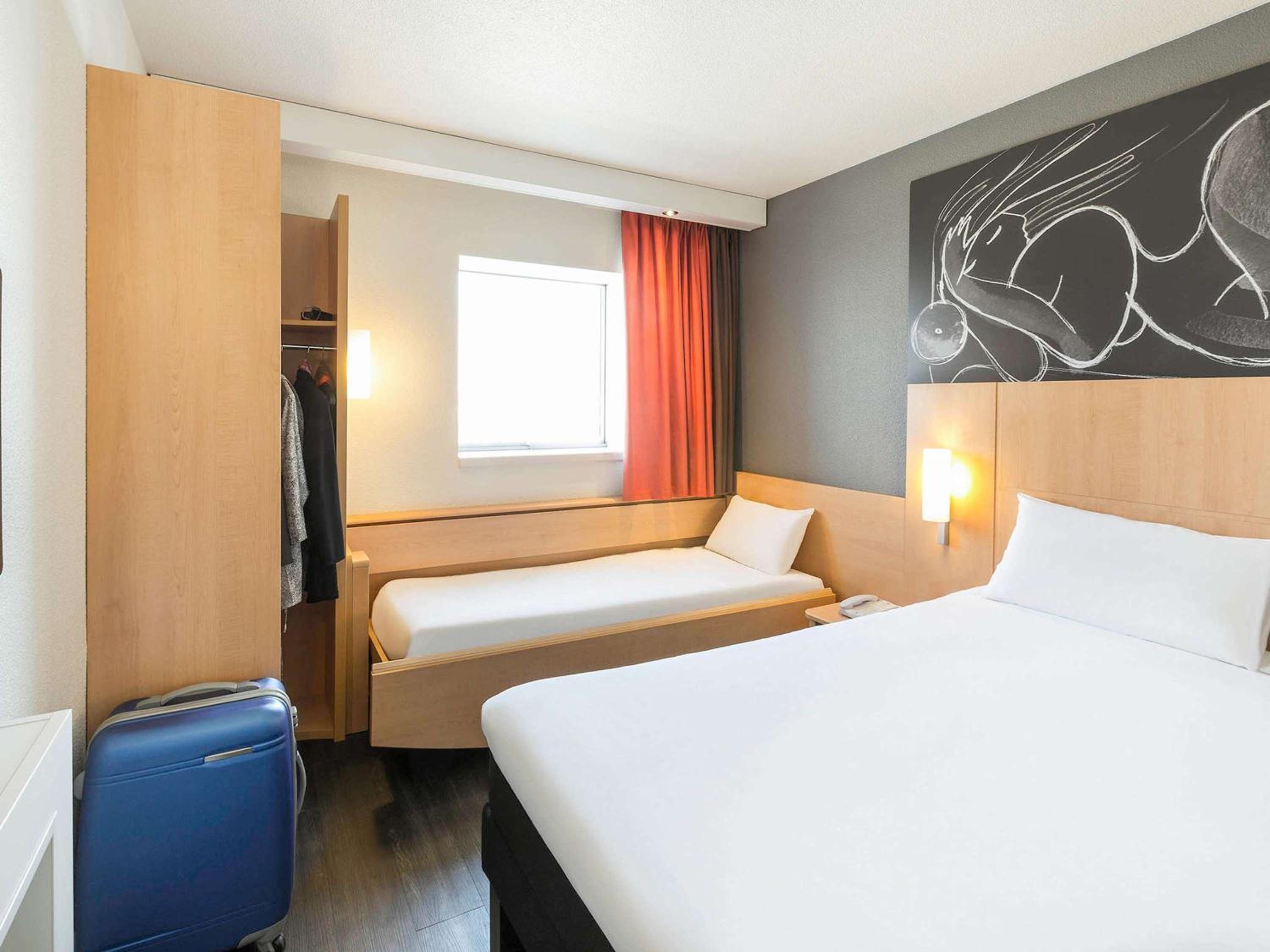 Standard Room with 1 Double and 1 Single Bed photo 2