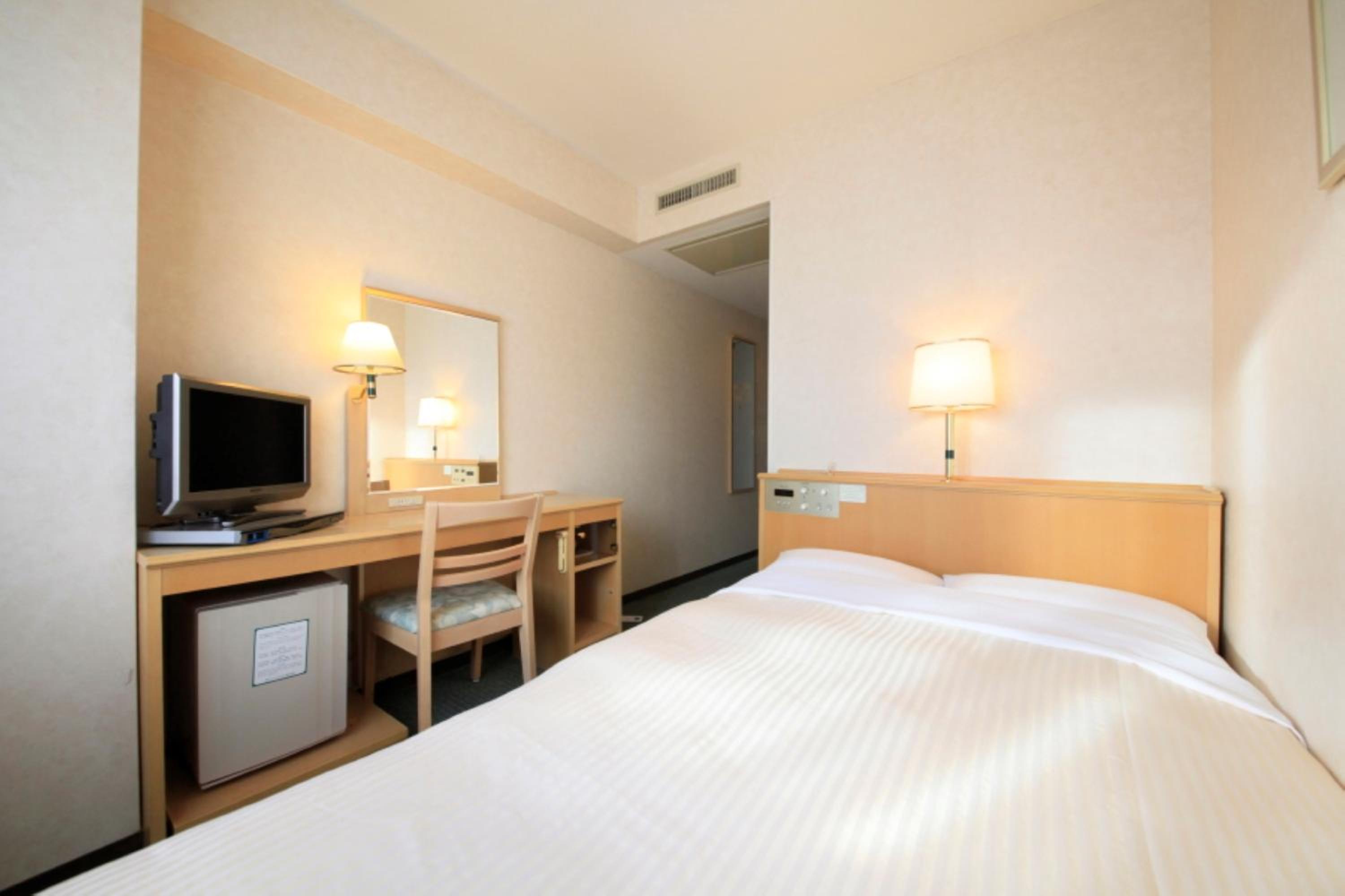 Double Room with Small Double Bed - Smoking photo 3