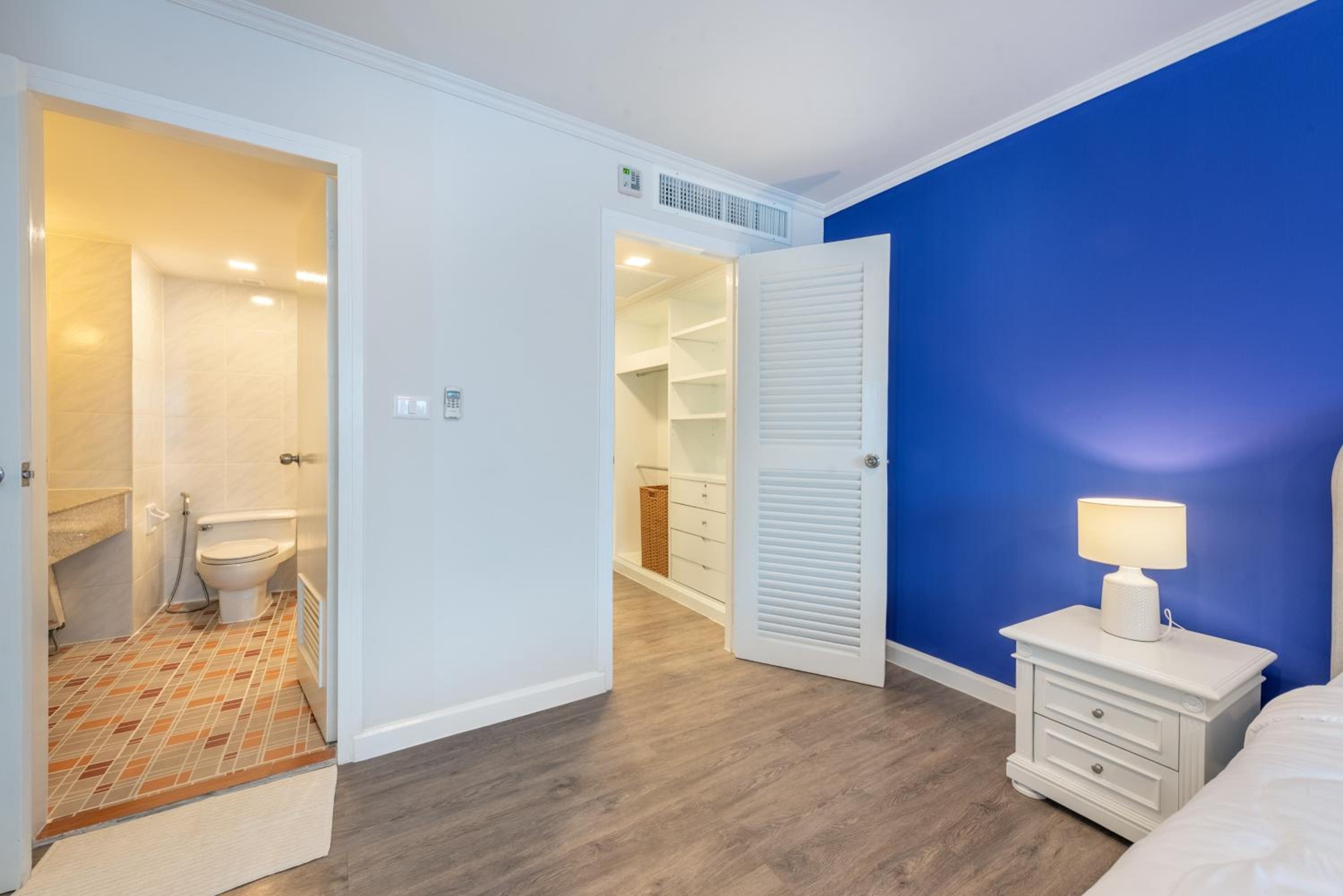 Deluxe One-Bedroom Apartment with City View photo 1