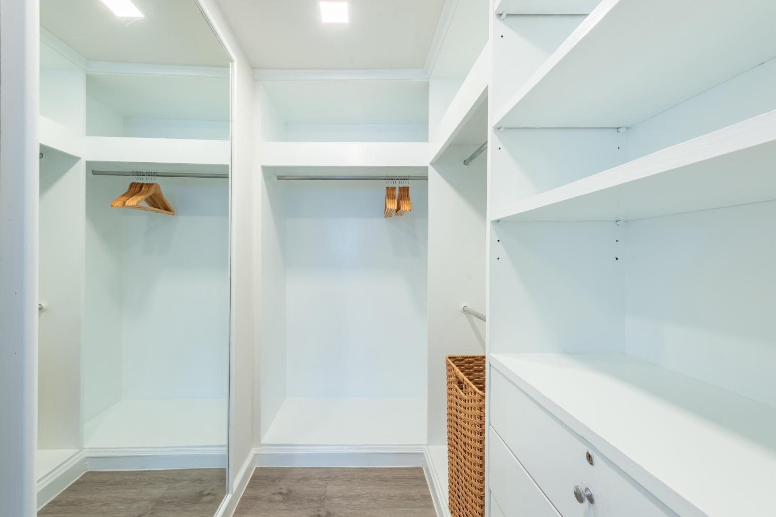 Deluxe One-Bedroom Apartment with City View photo 2