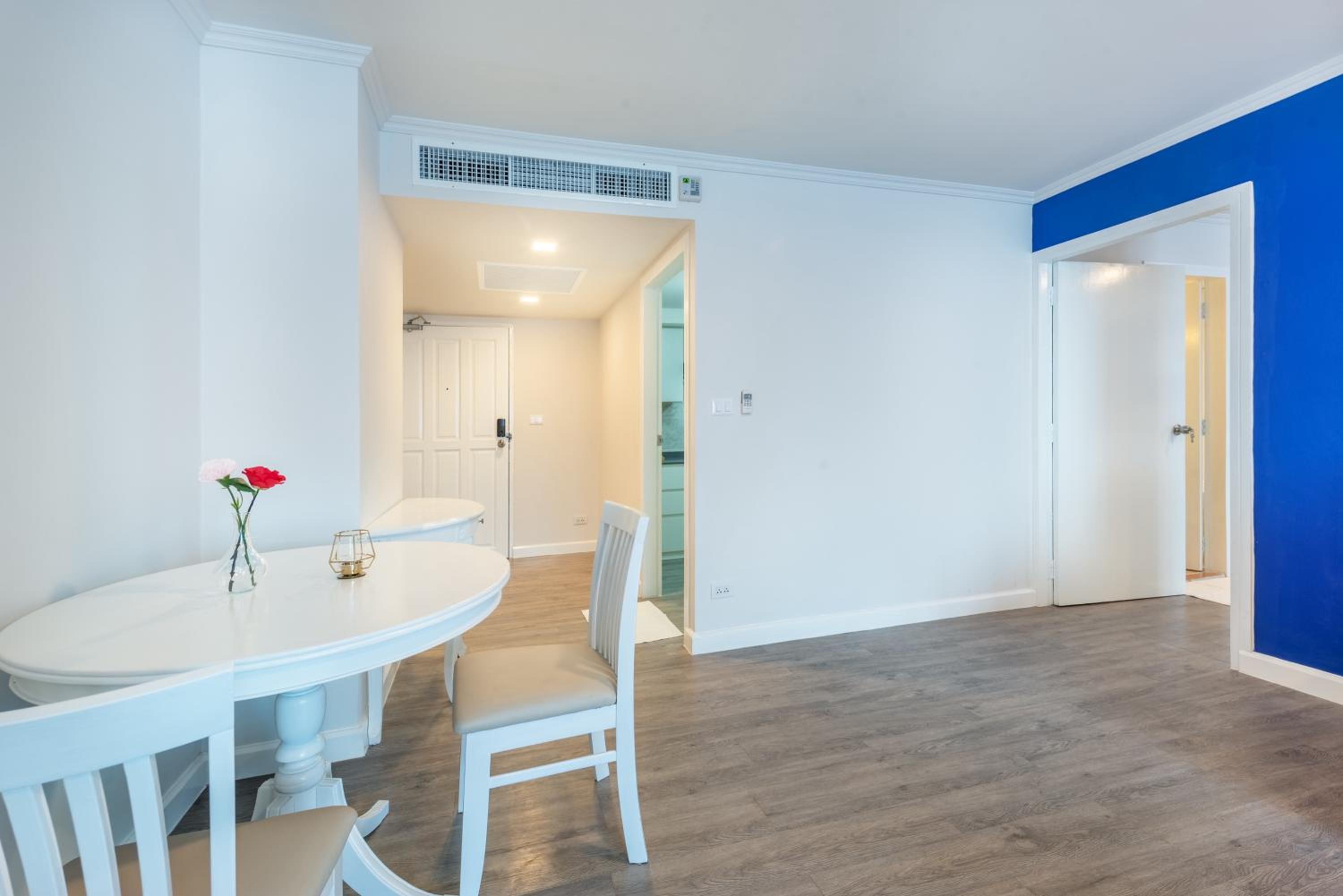 Deluxe One-Bedroom Apartment with City View photo 3