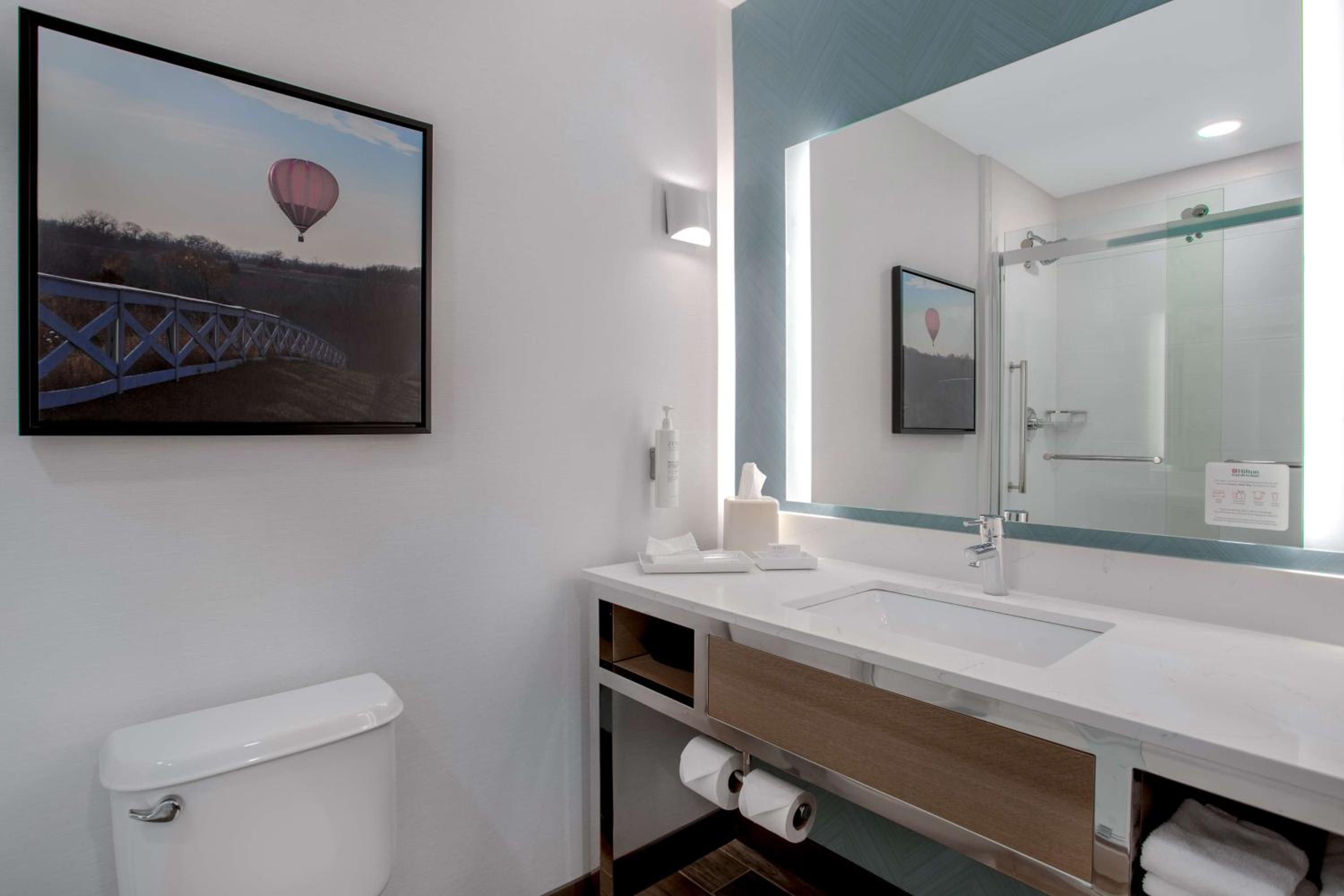 Junior King Suite with Seating Area - Photo 2
