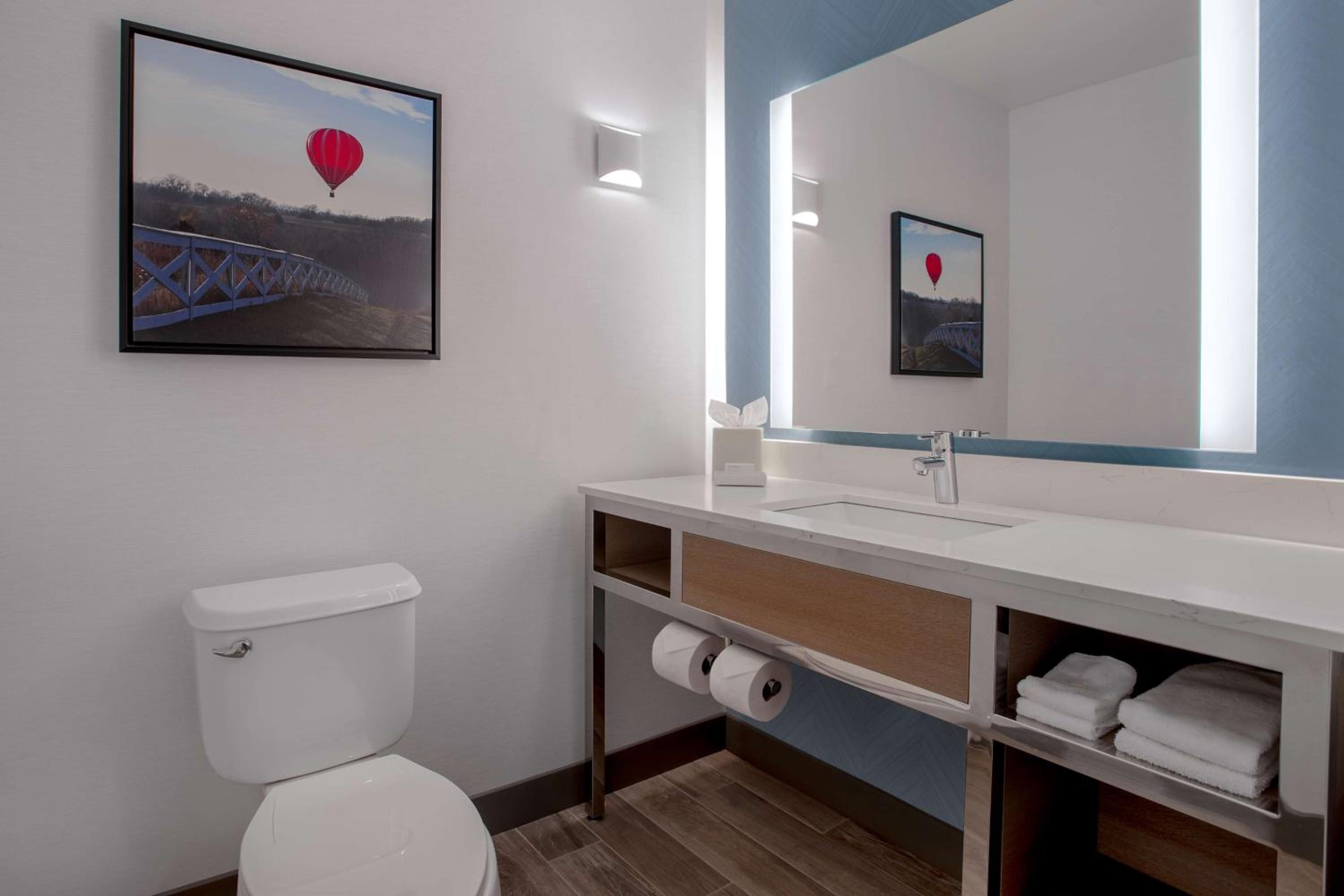Junior King Suite with Seating Area - Photo 4