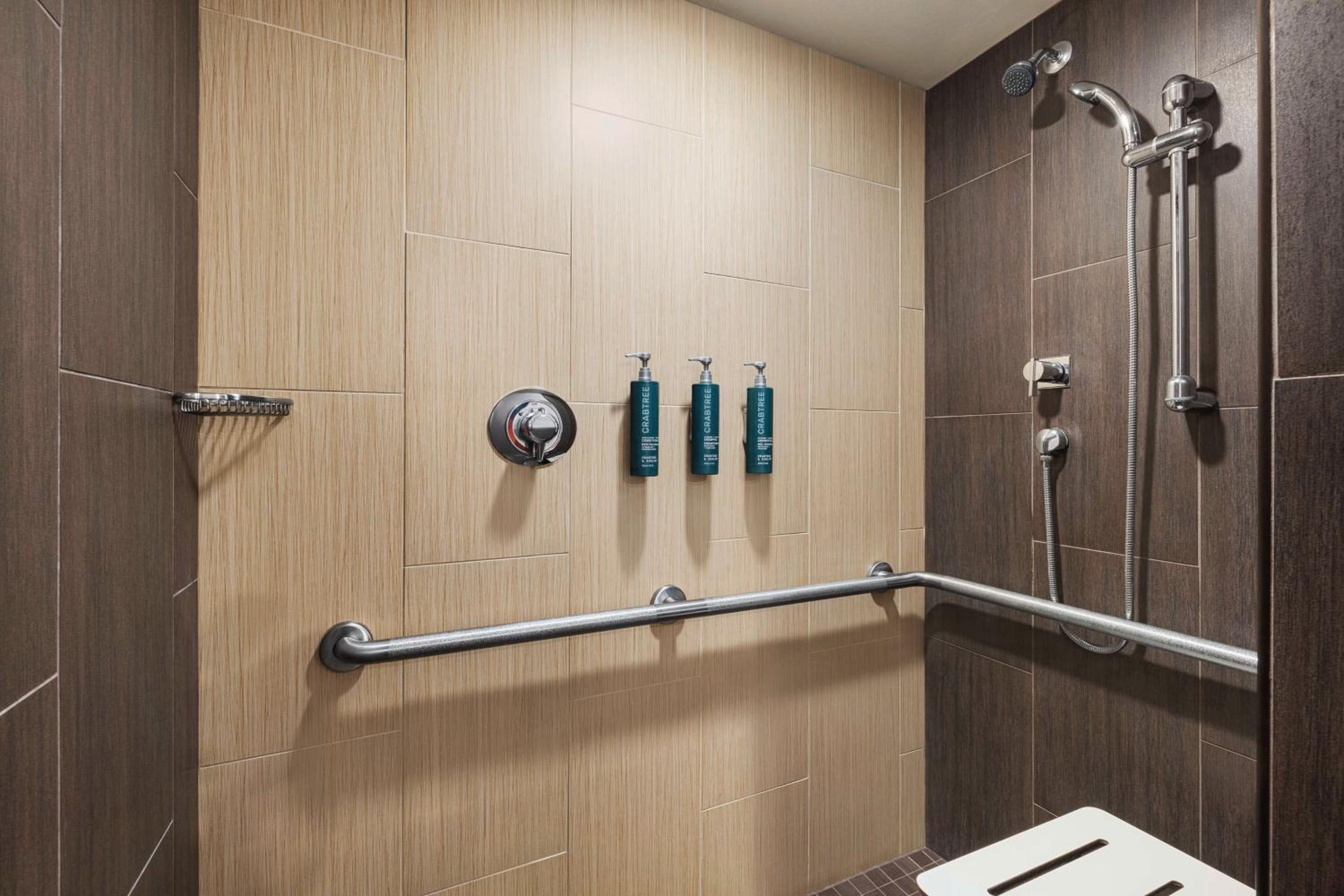 King Room with Roll-In Shower - Mobility Access - Photo 6