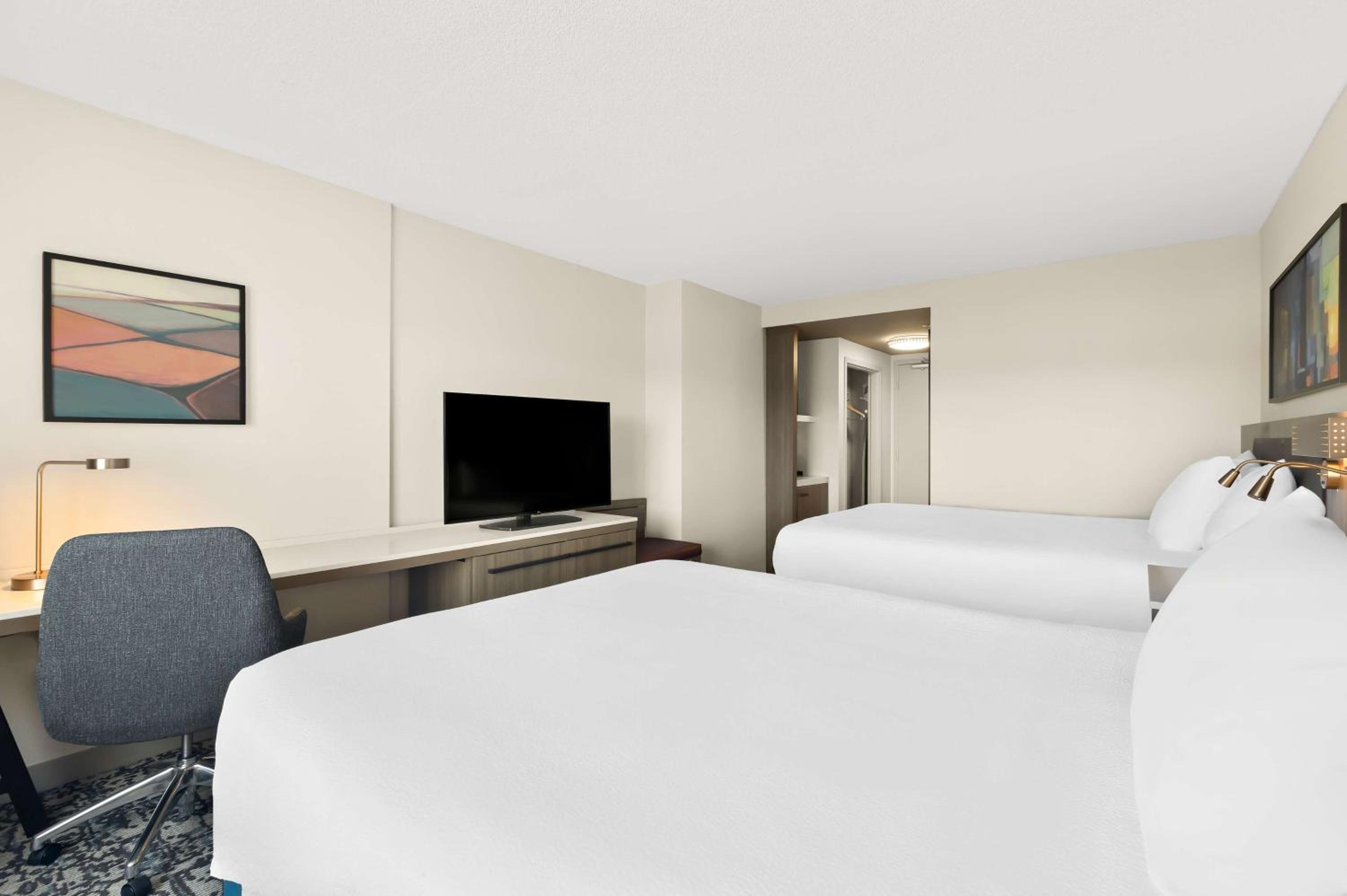 Queen Room with Two Queen Beds - Photo 3