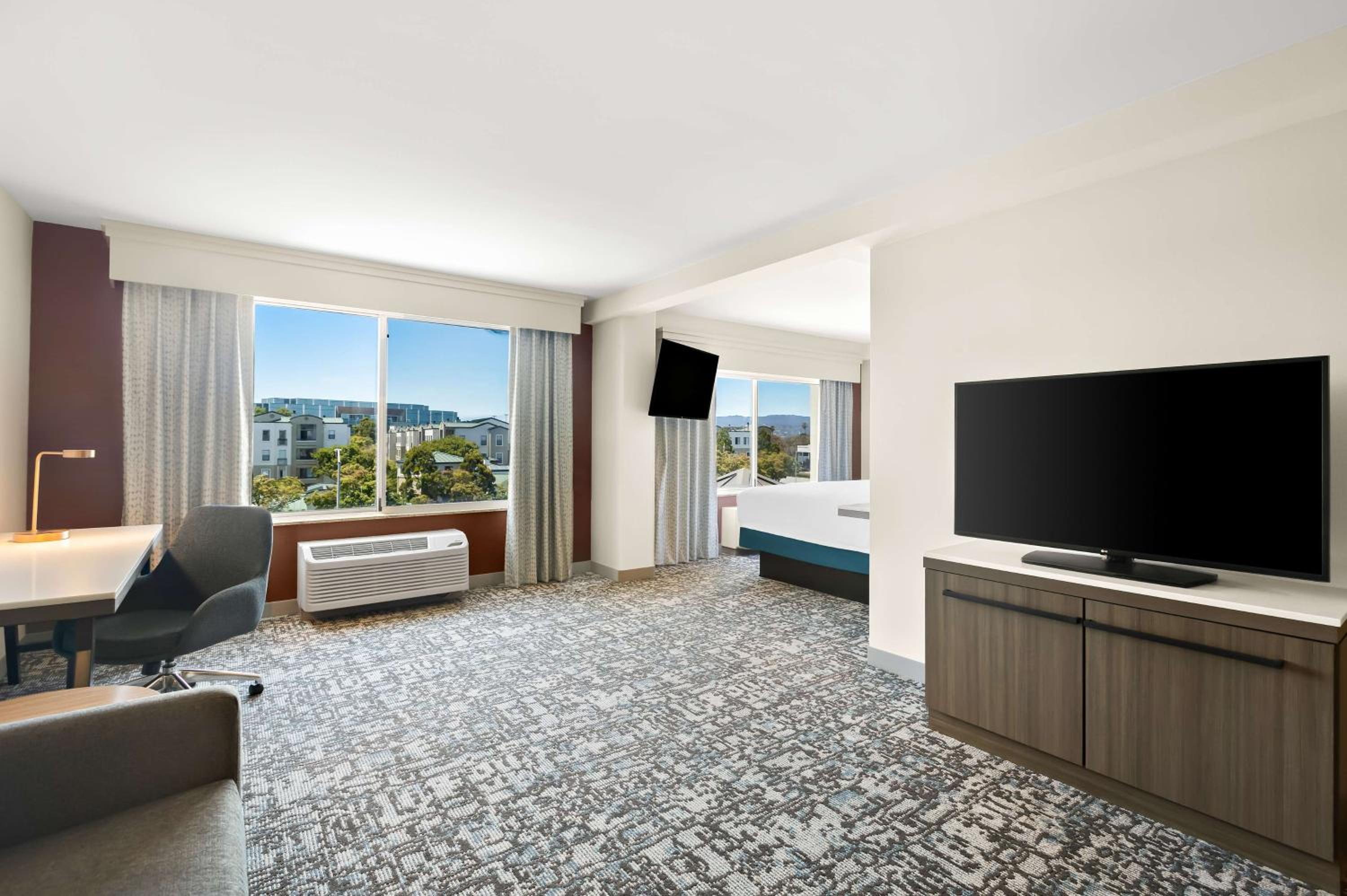 Junior King Suite with Sofa Bed - Photo 4