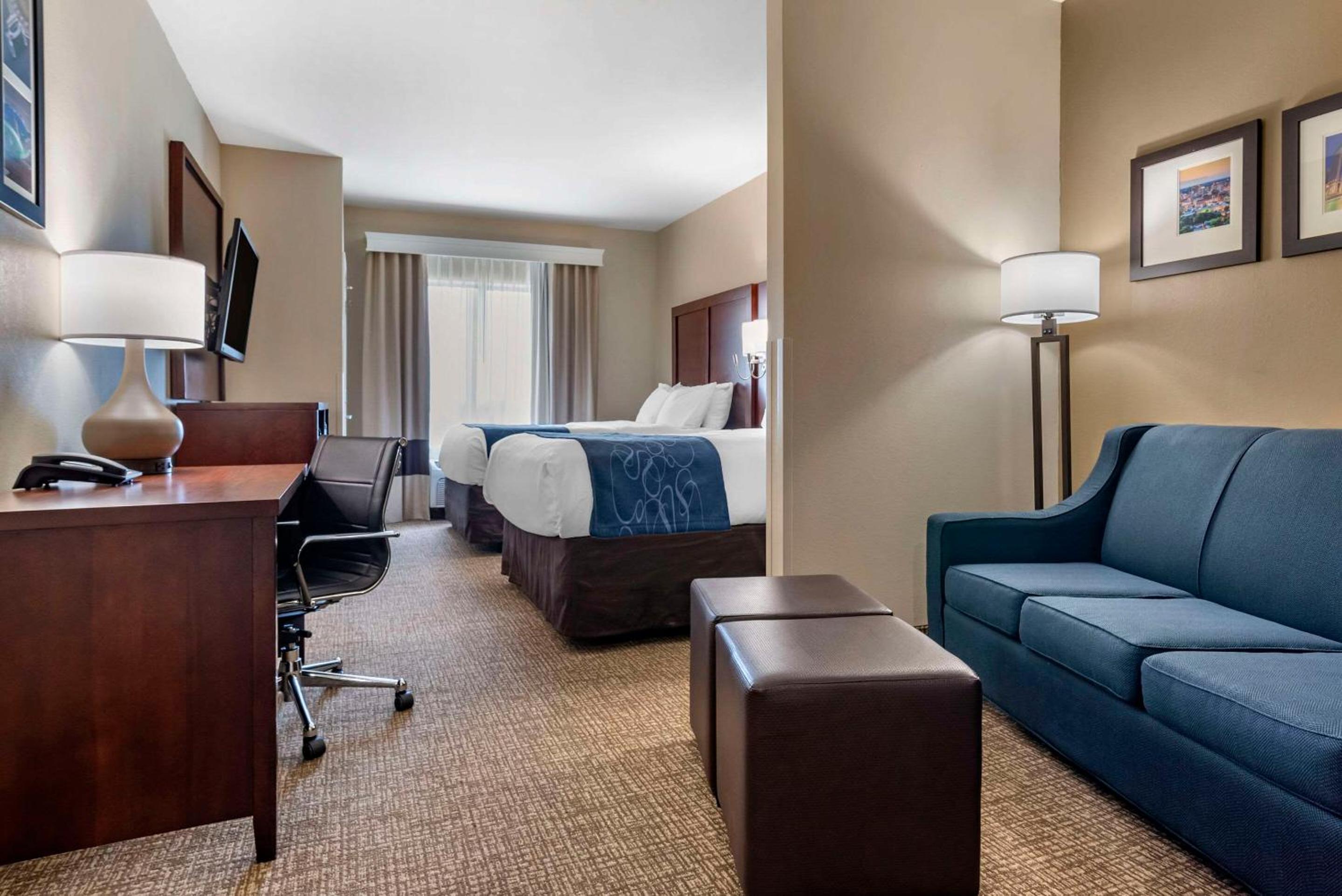 Queen Suite with Two Queen Beds - Non-Smoking - Photo 1