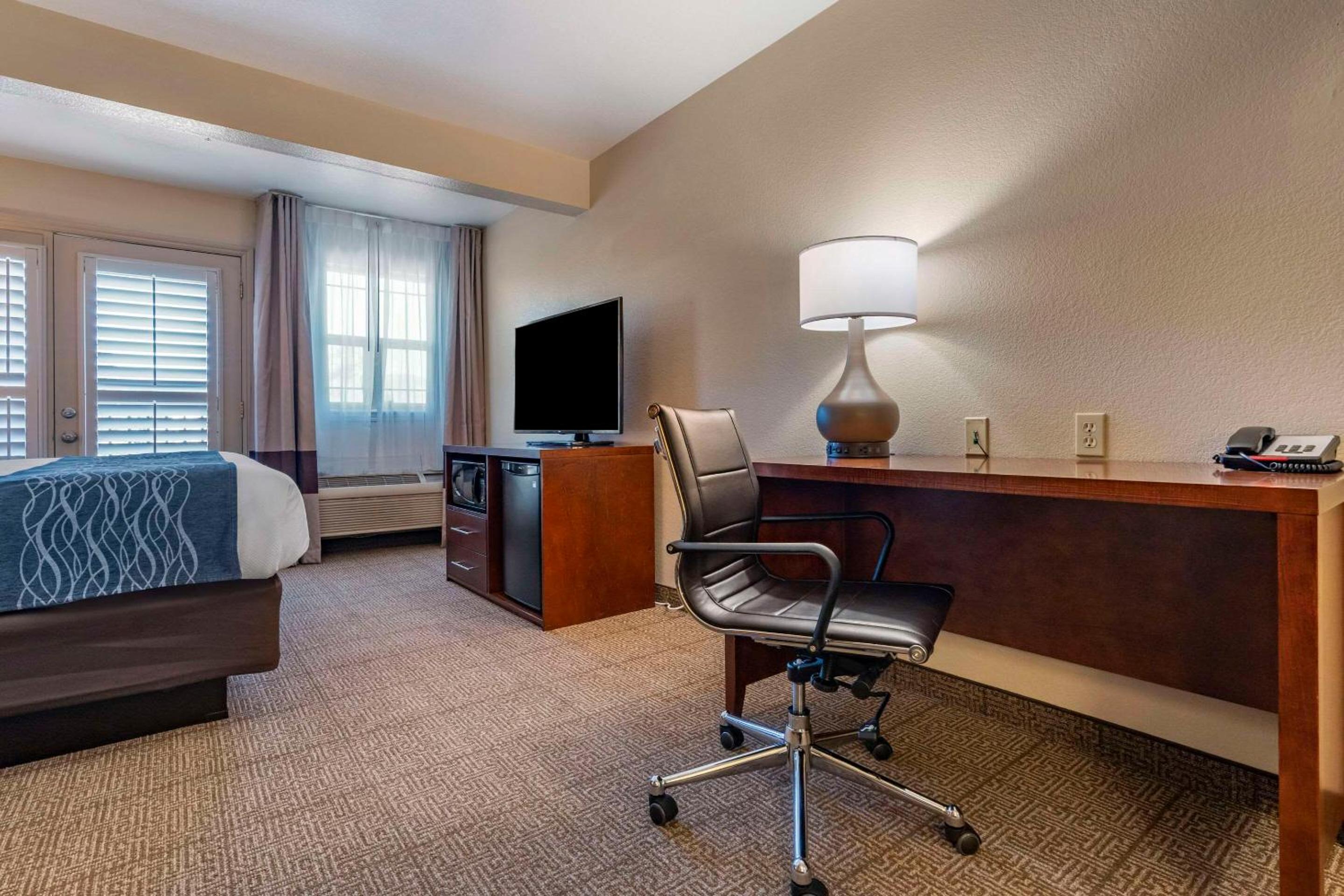 King Suite with Balcony - Non-Smoking - Photo 2