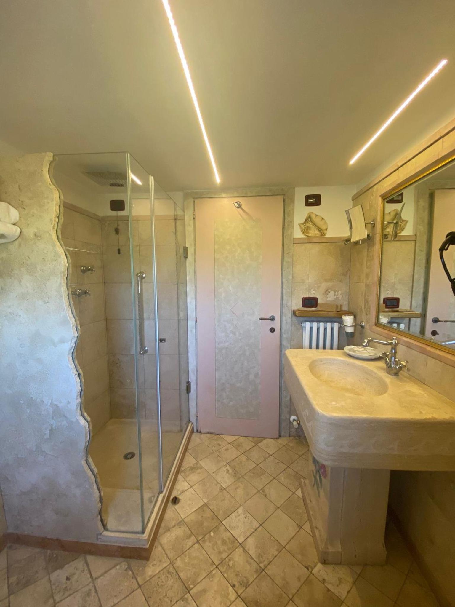 Deluxe Double Room with Balcony photo 1