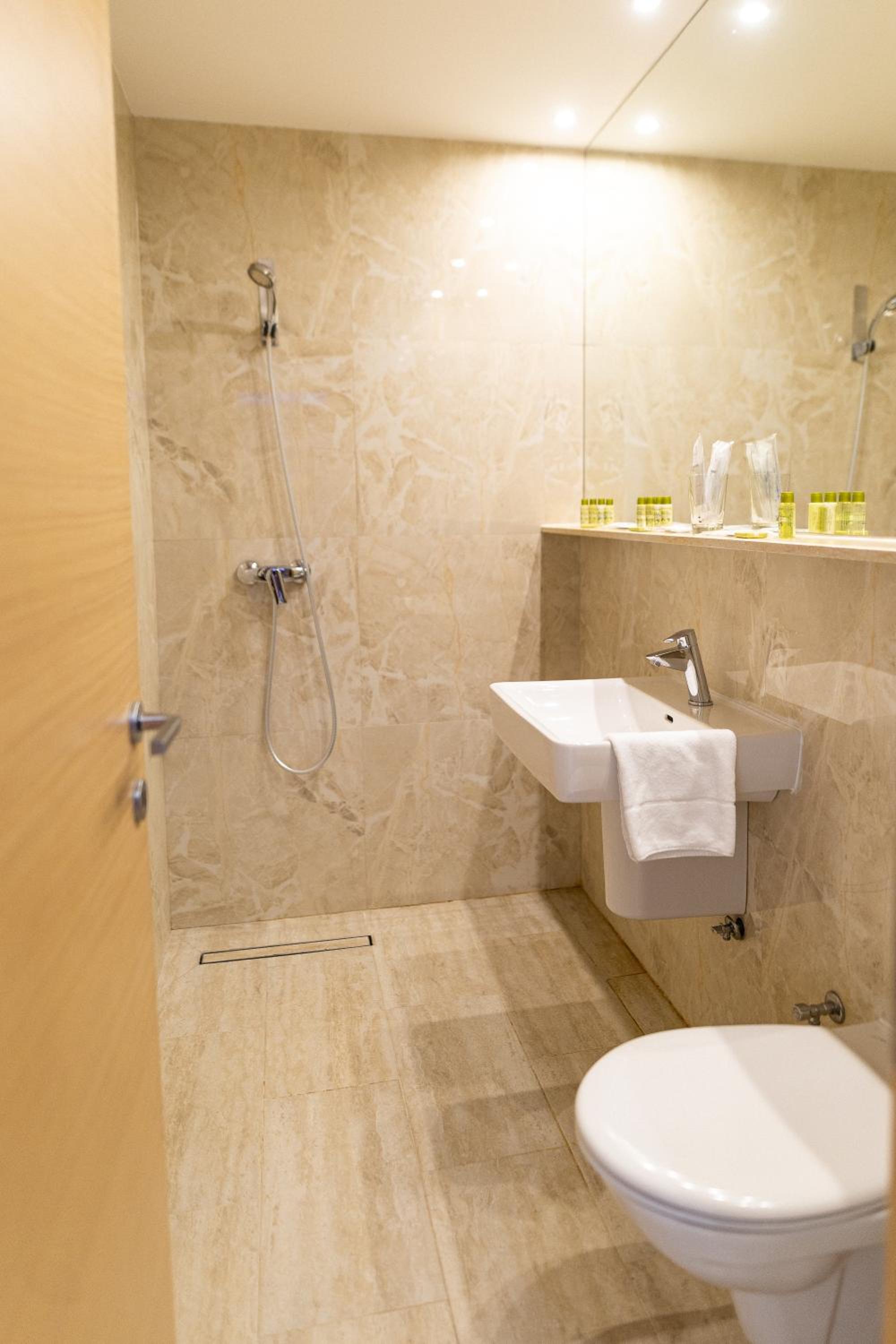 Budget Triple Room - Photo 18
