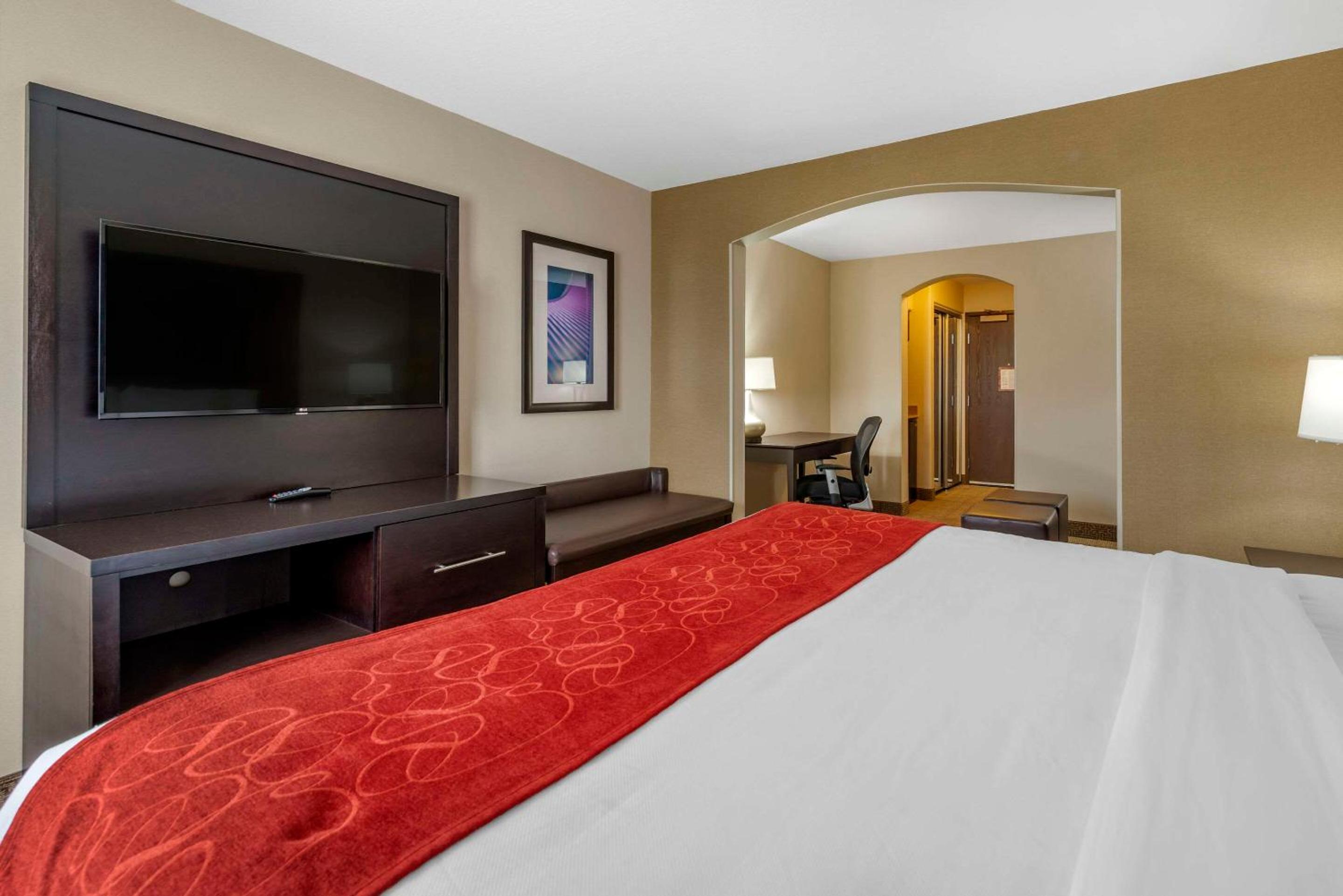 King Suite - Accessible/Non-Smoking - Photo 4