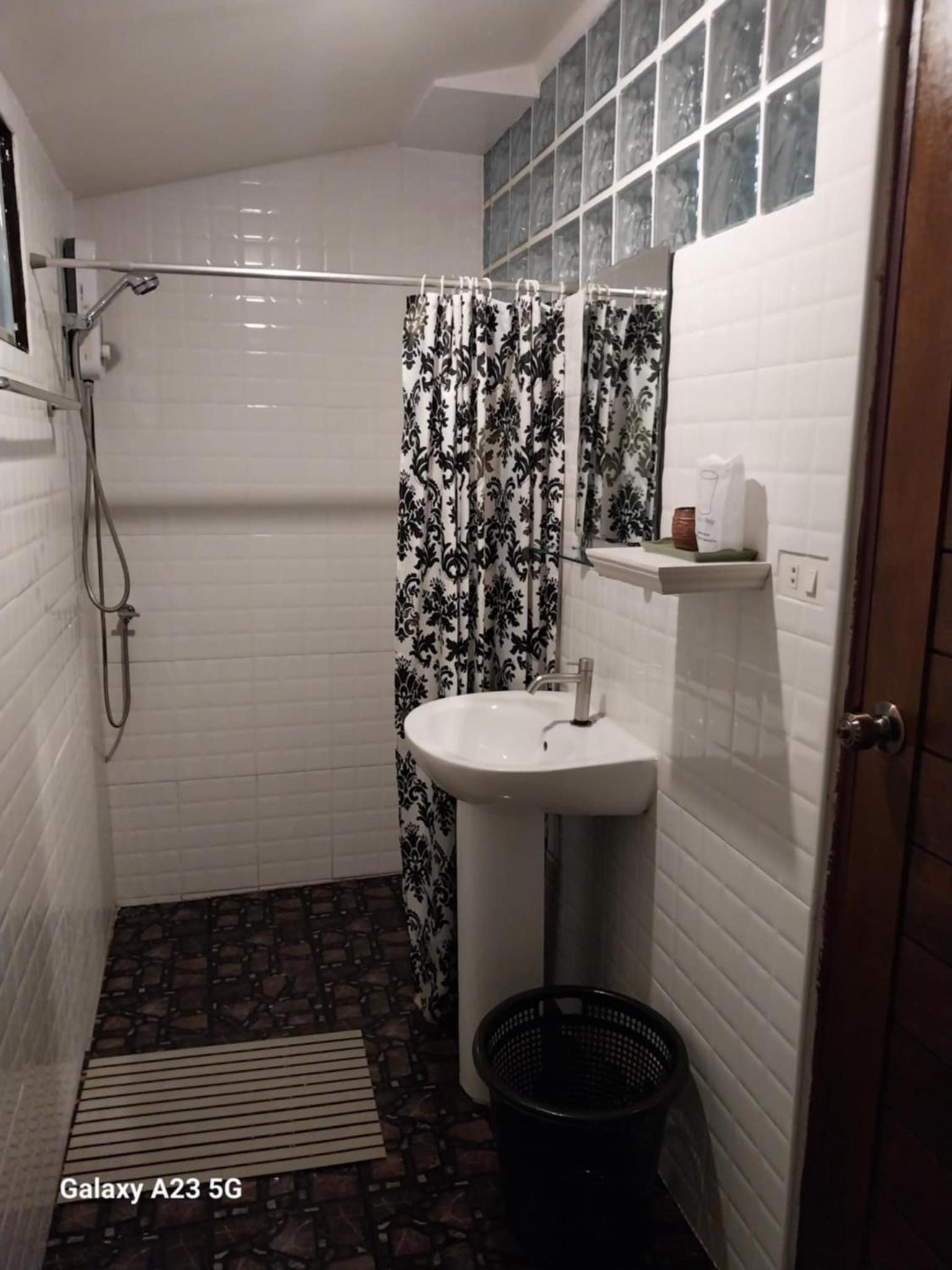 Double Room with Private Bathroom - Photo 4