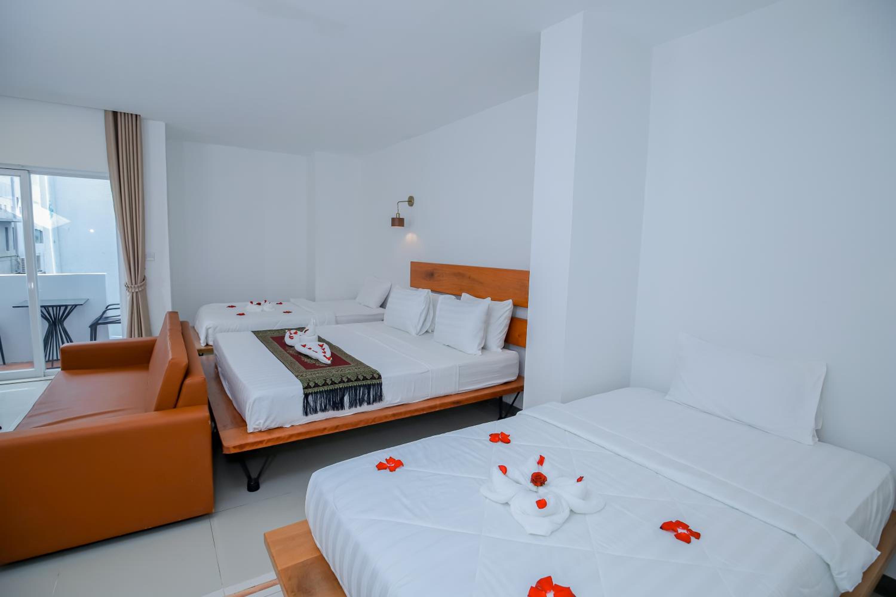 Triple Room with Balcony - Photo 5