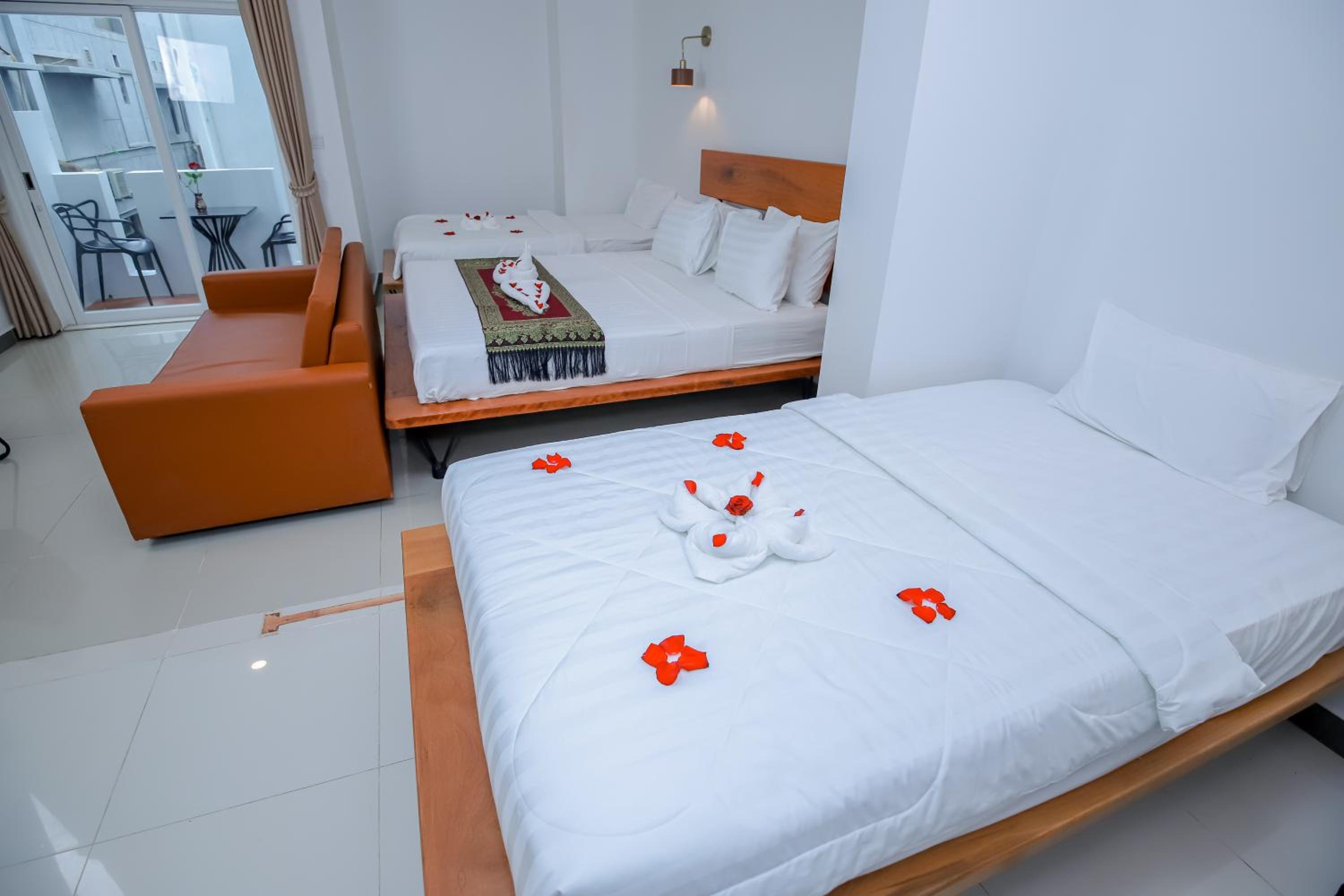 Triple Room with Balcony - Photo 8