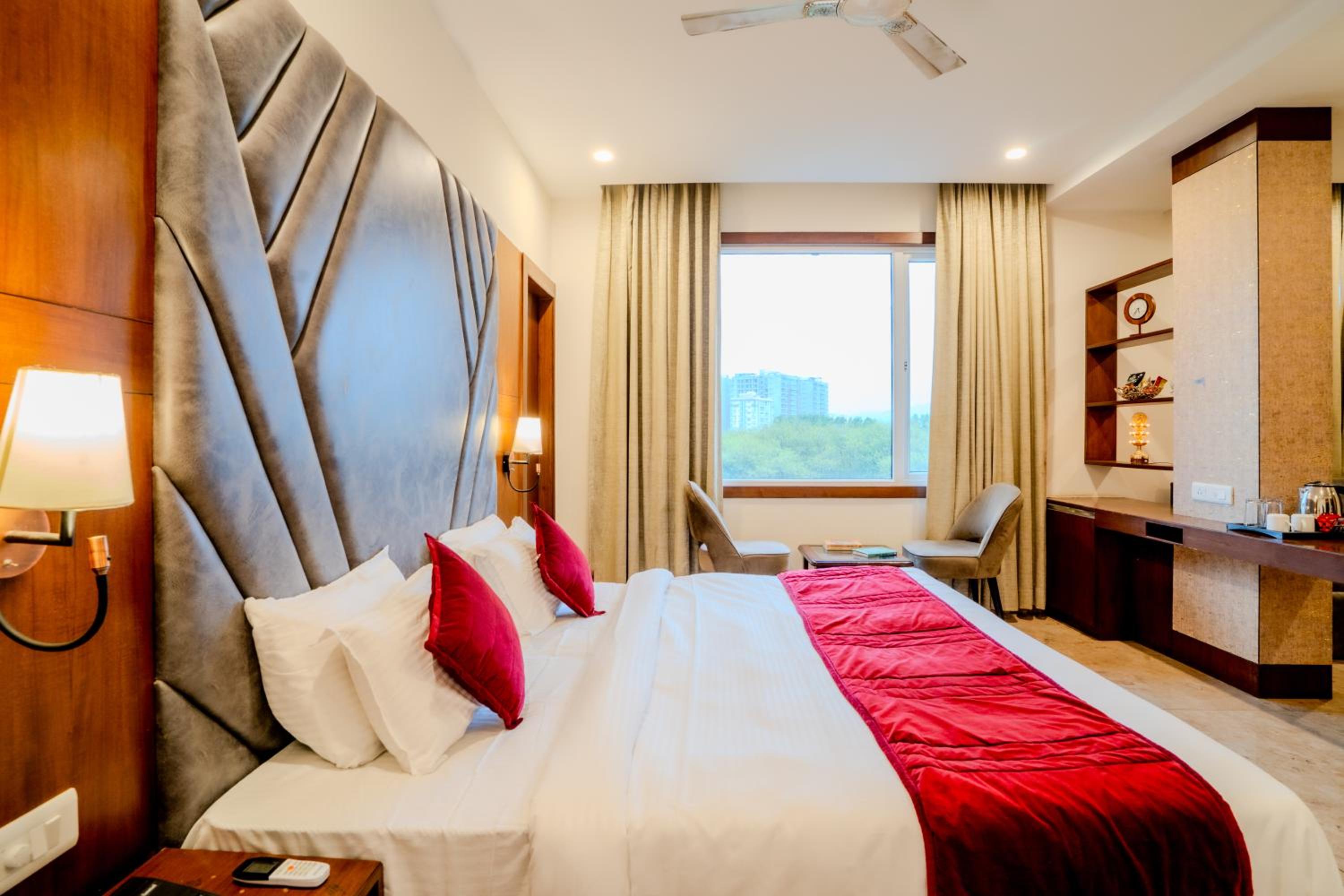 King Studio with Sofa Bed: 10% off on Sightseeing Tour, Early Check-In upto 3 hours and Free Late check-out (Subject to Availability)