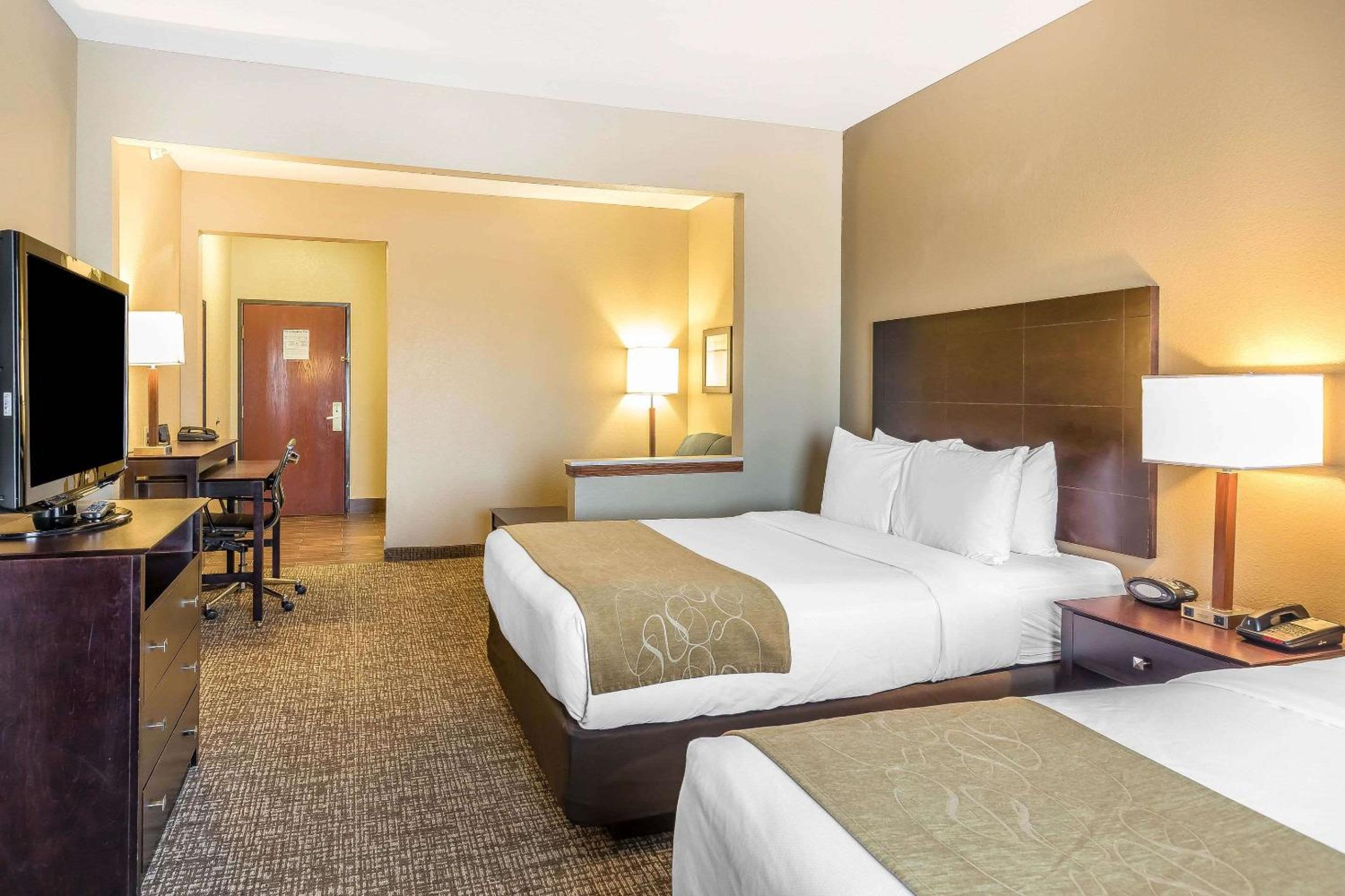 Queen Suite with 2 Queen Beds - Non-Smoking - Photo 1