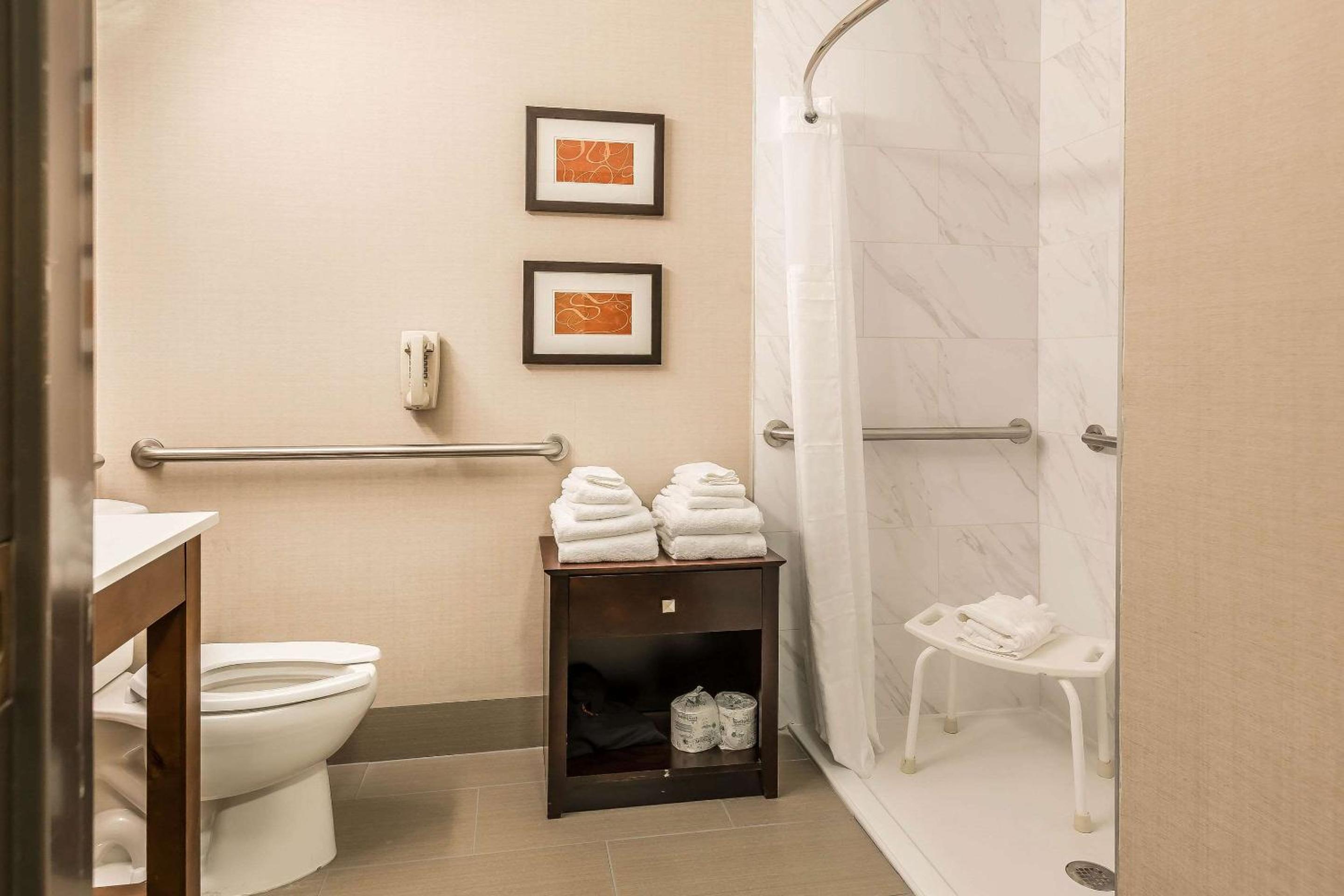 Queen Suite - Disability Access/Non-Smoking - Photo 2