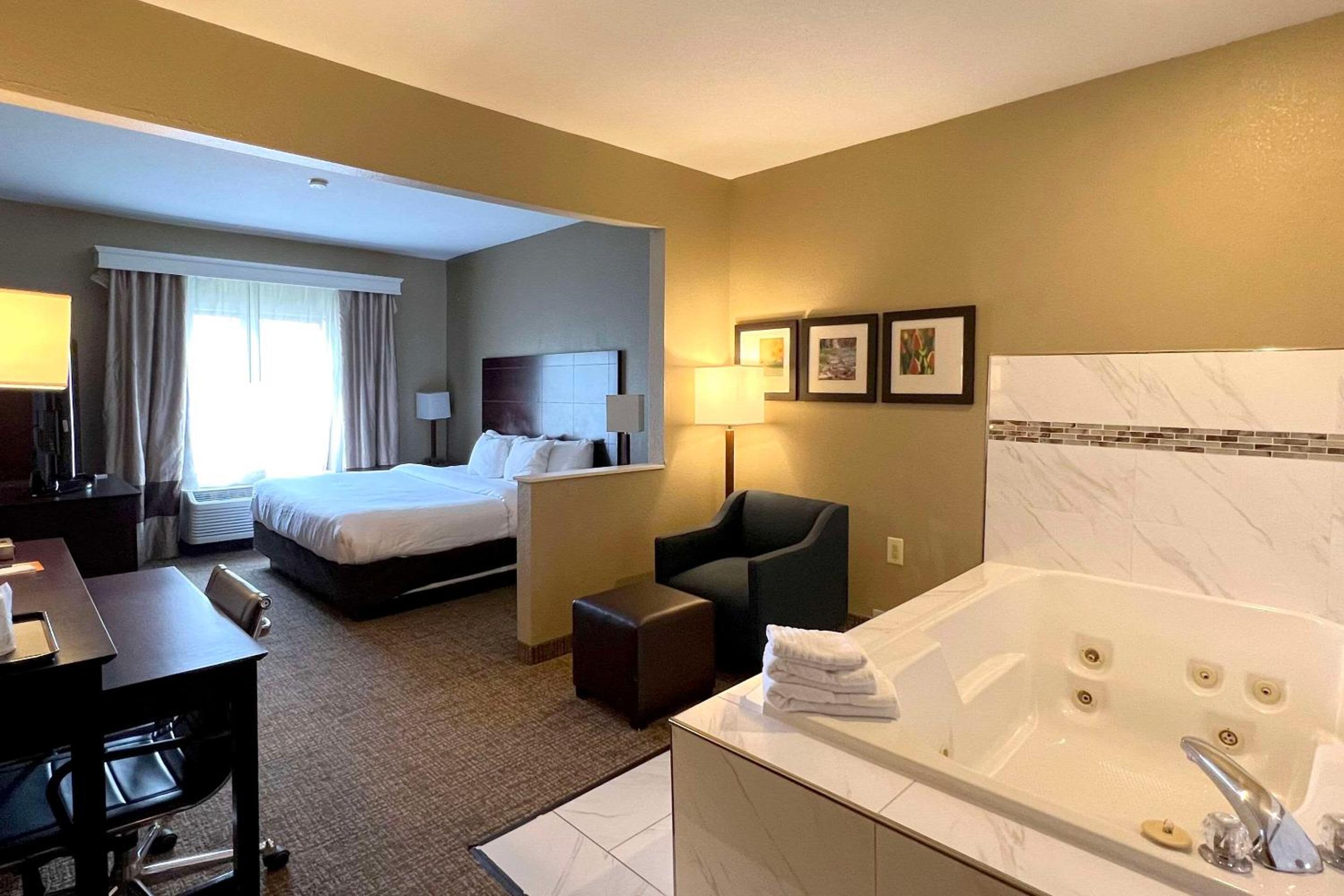 Special Offer - King Suite - Non-Smoking - Photo 4