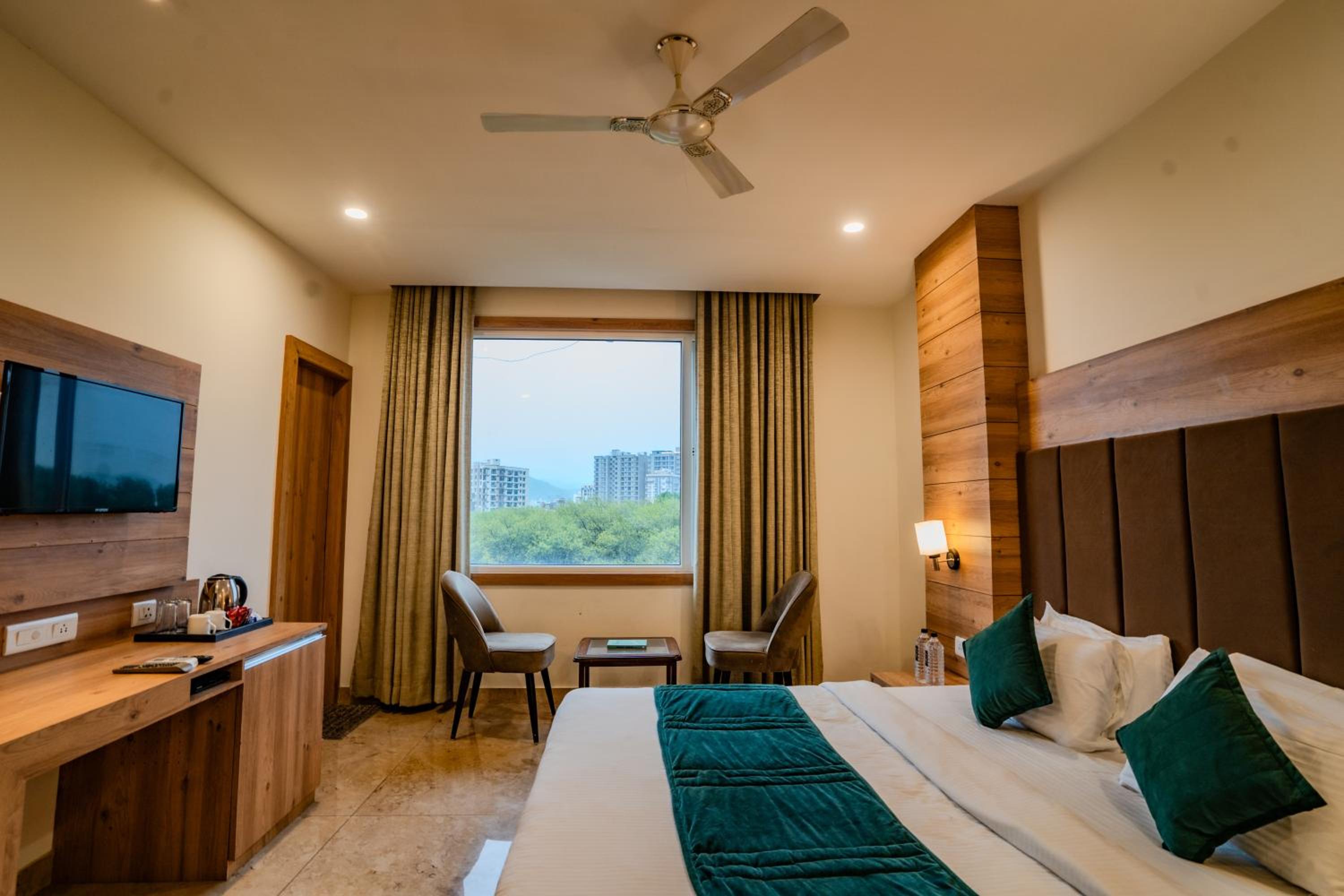 Superior King Room: 10% off on Sightseeing Tour, Early Check-In upto 3 hours and Free Late check-out (Subject to Availability)