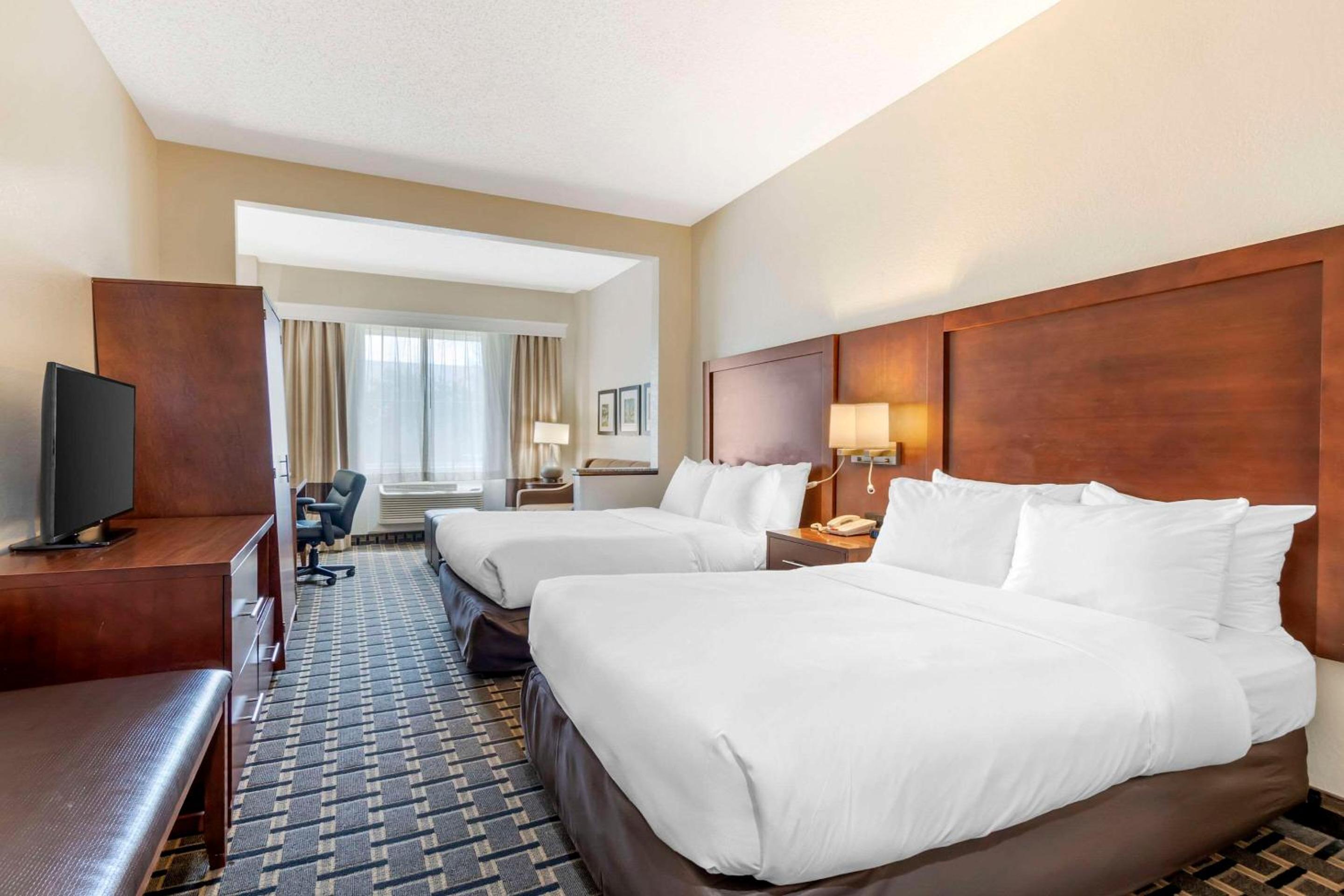 Double Suite with Two Double Beds - Non-Smoking photo 1