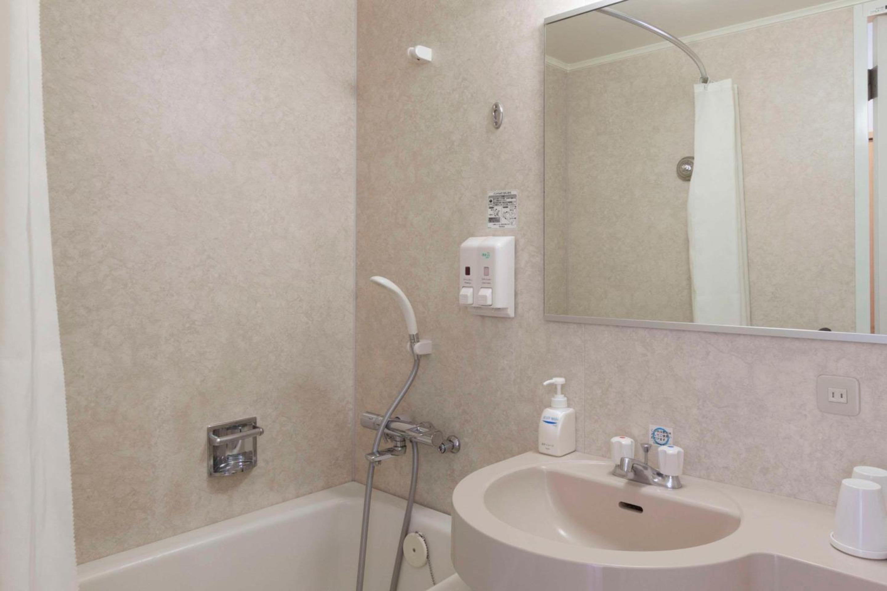 Twin Room - Non-Smoking - Photo 3