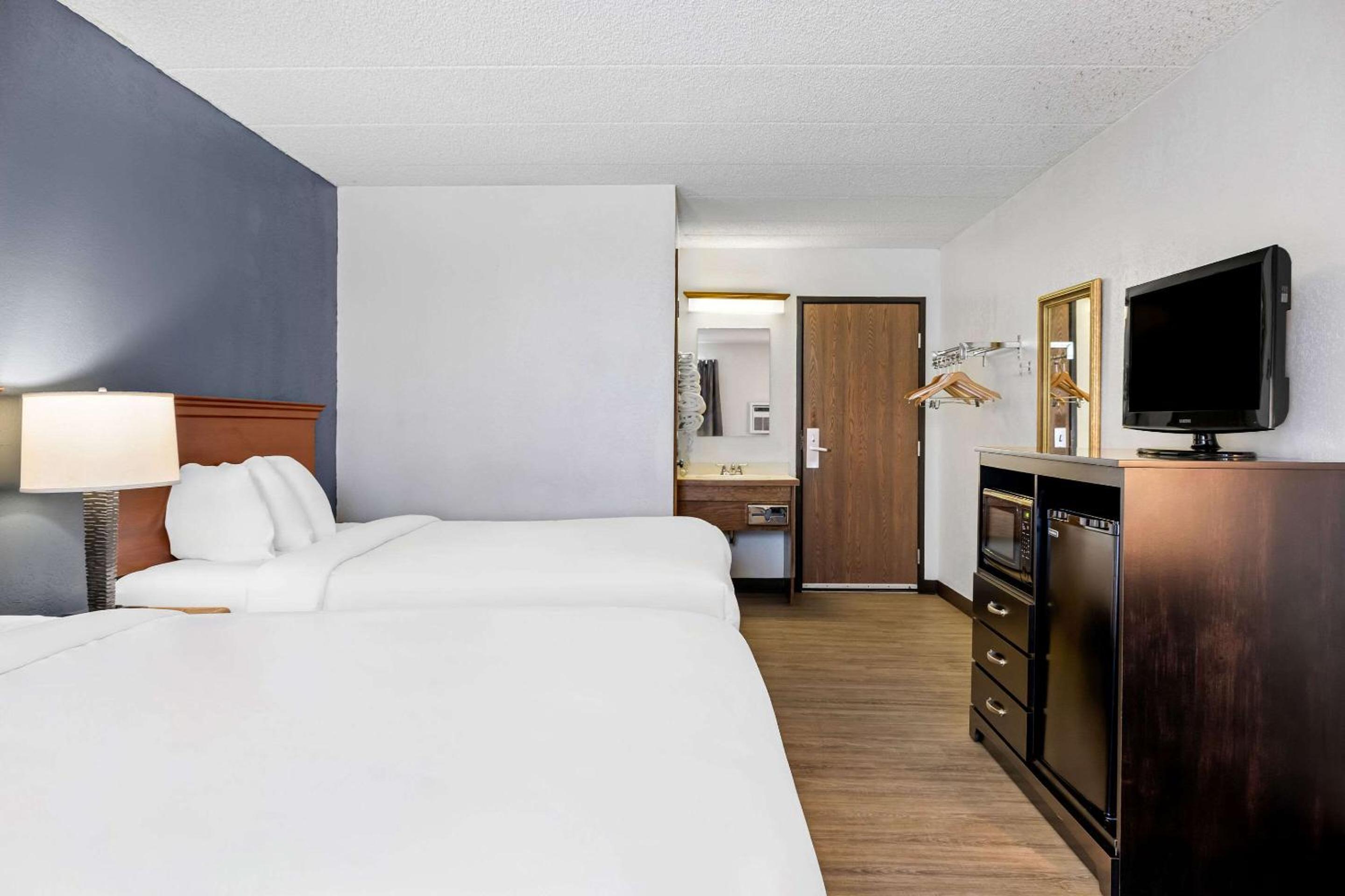 Double Room with Two Double Beds - Non-Smoking - Photo 4
