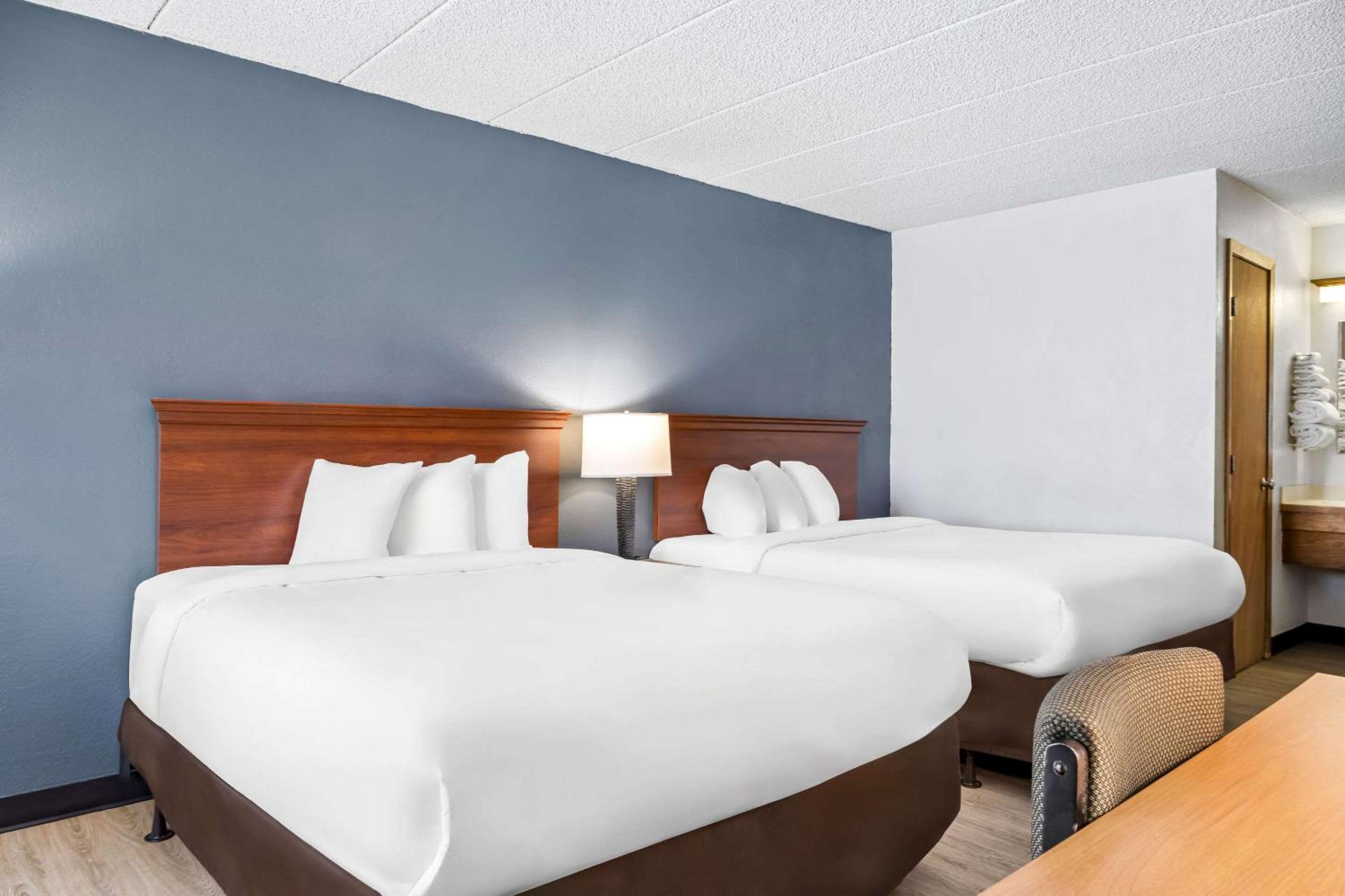 Double Room with Two Double Beds - Non-Smoking - Photo 2