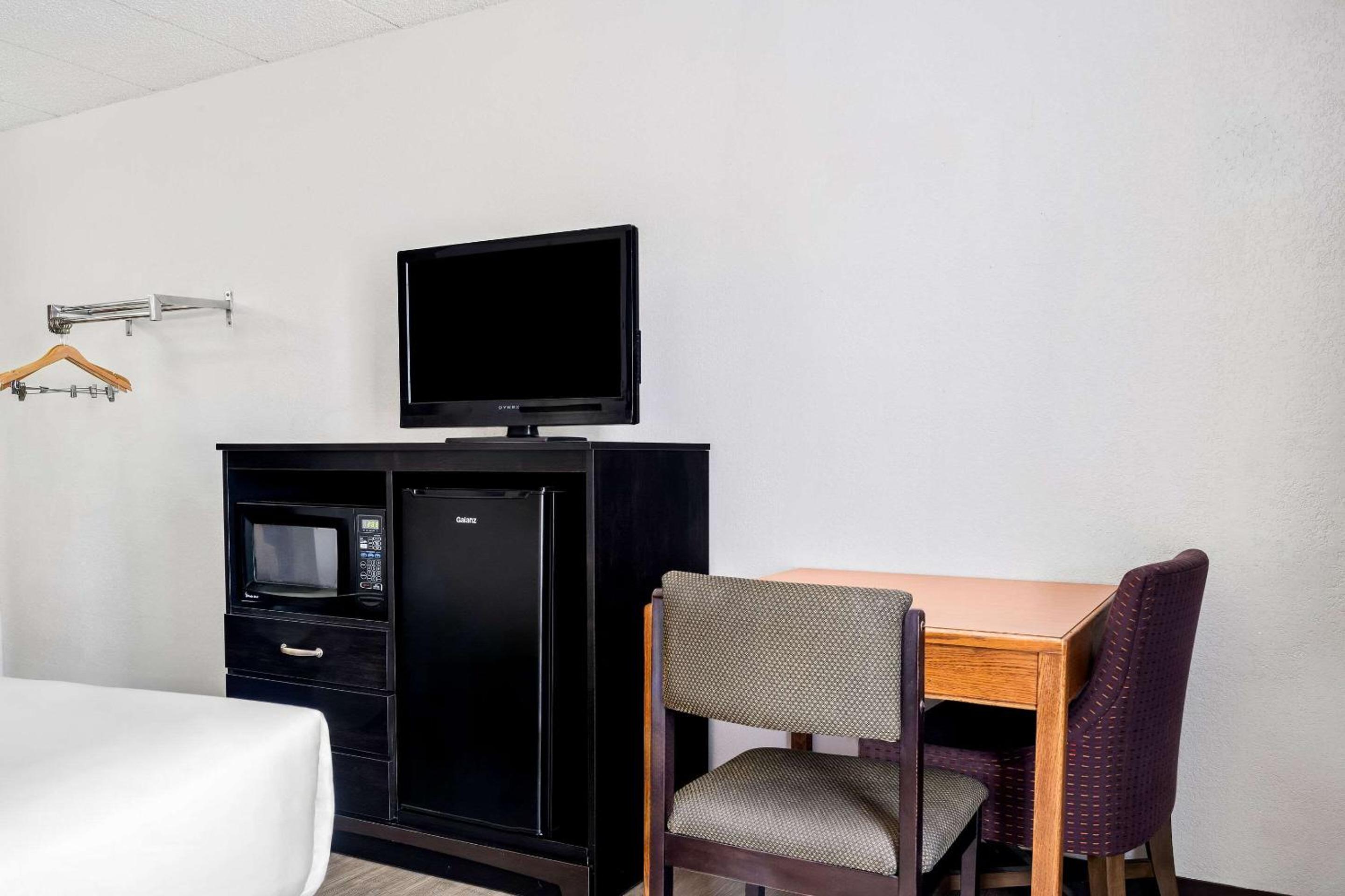 King Room - Non-Smoking - Photo 2