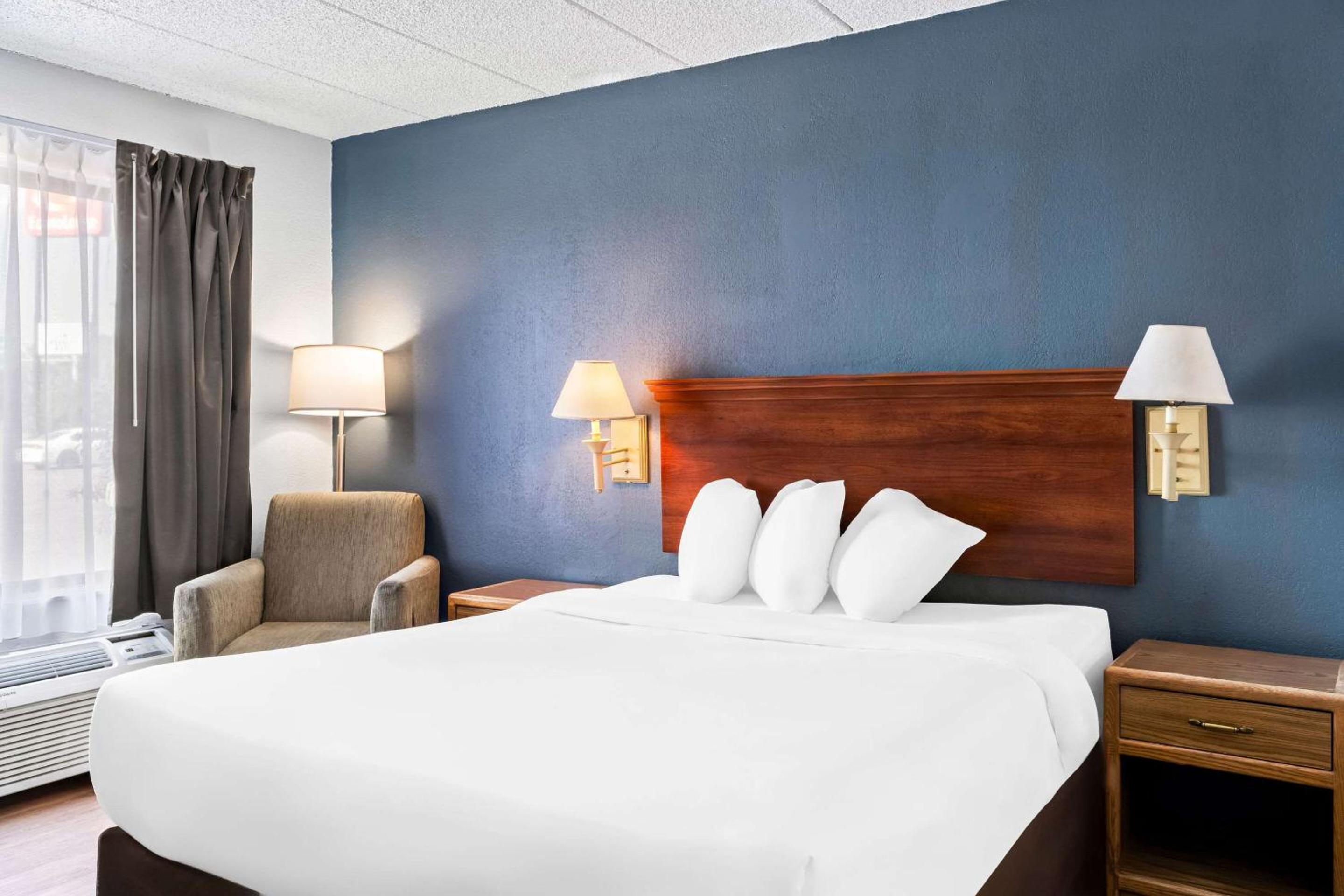 King Room - Non-Smoking - Photo 1