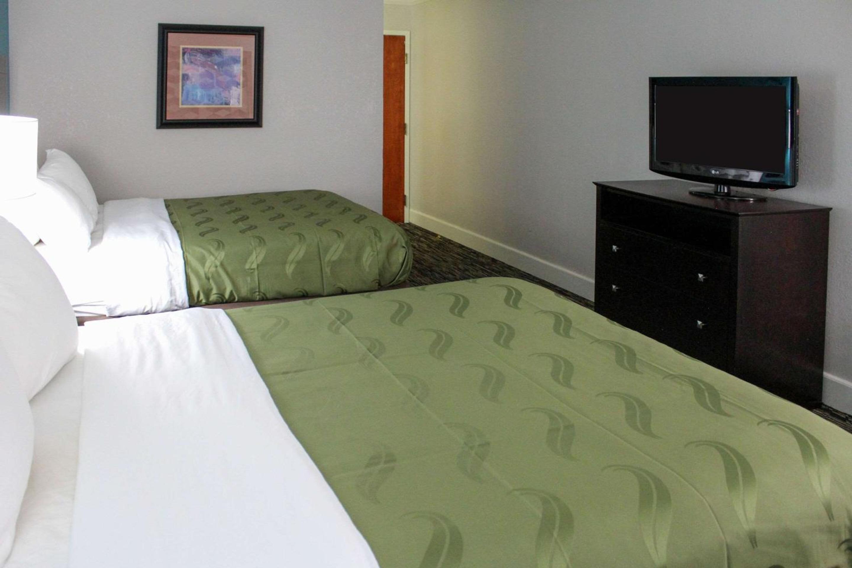 Queen Room with Two Queen Beds - Photo 3