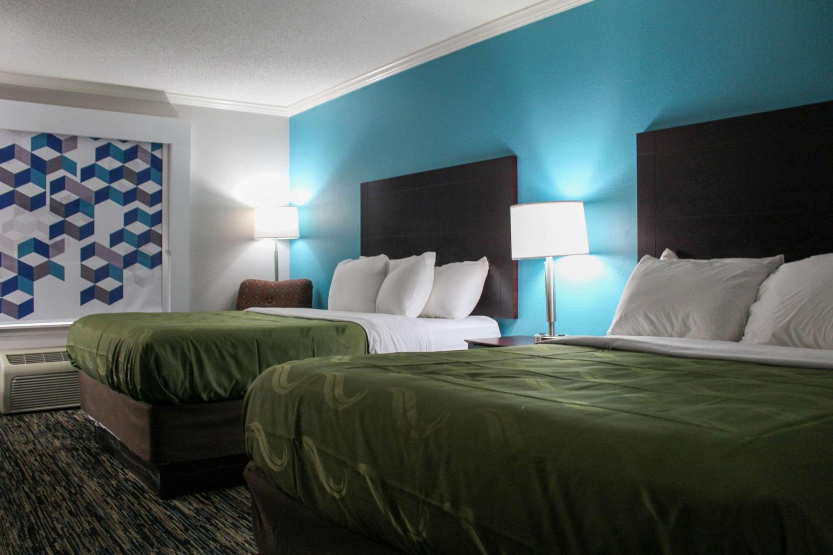 Queen Room with Two Queen Beds - Photo 2