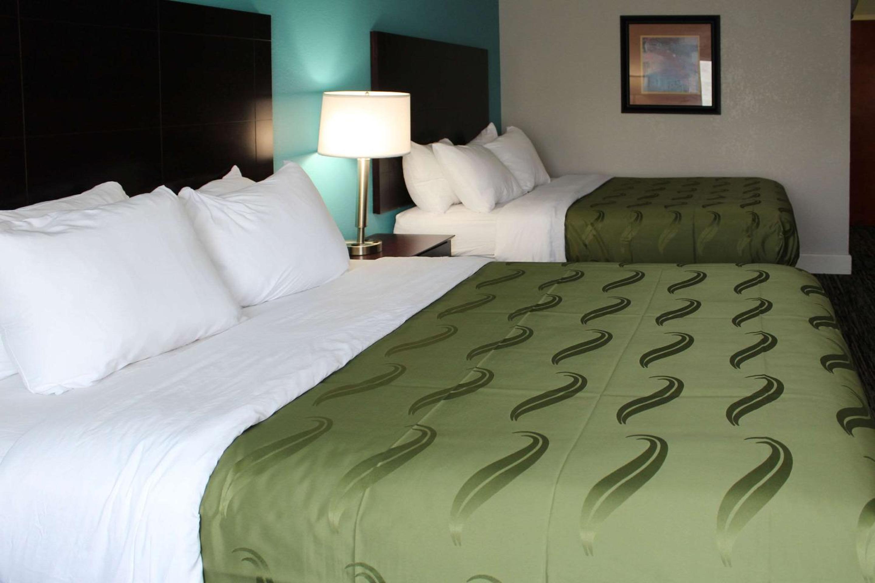 Queen Room with Two Queen Beds - Photo 5